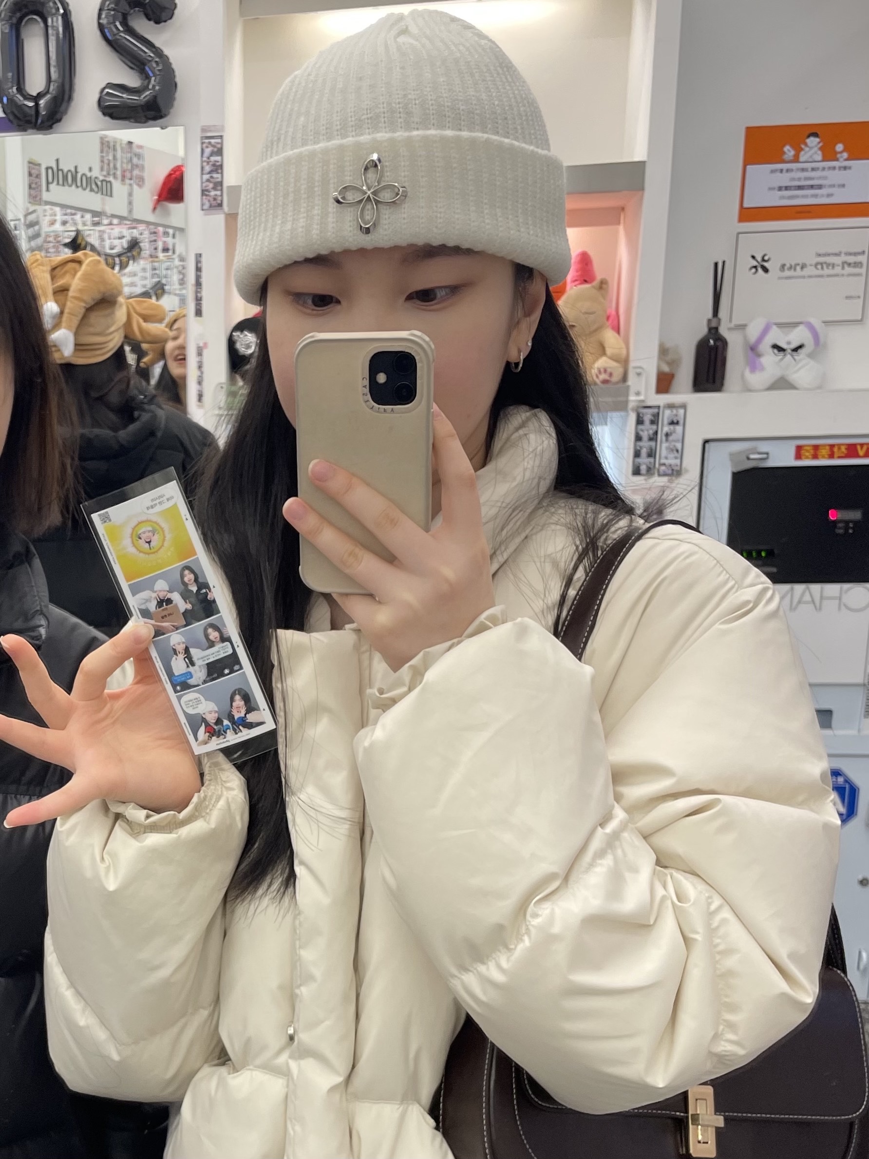 Surgery Clover Logo Beanie Ver.2 White 착용 스타일 - 3