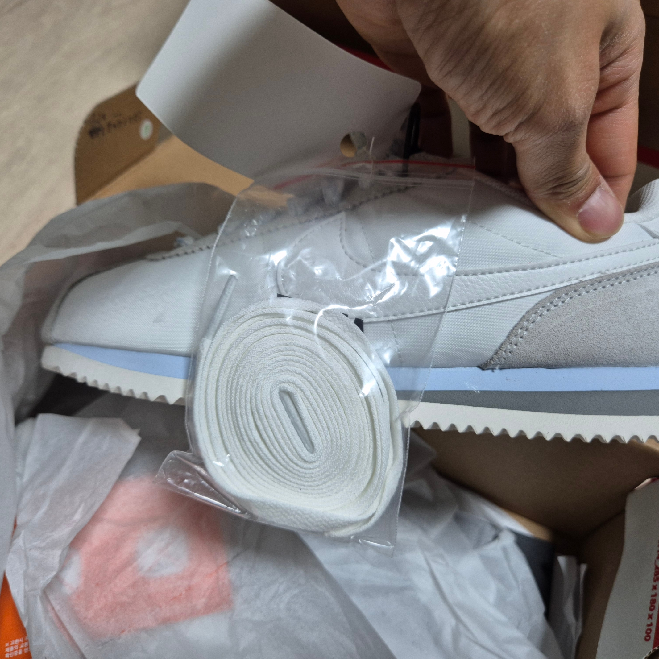 (W) Nike Cortez Summit White Glacier Blue 착용 스타일