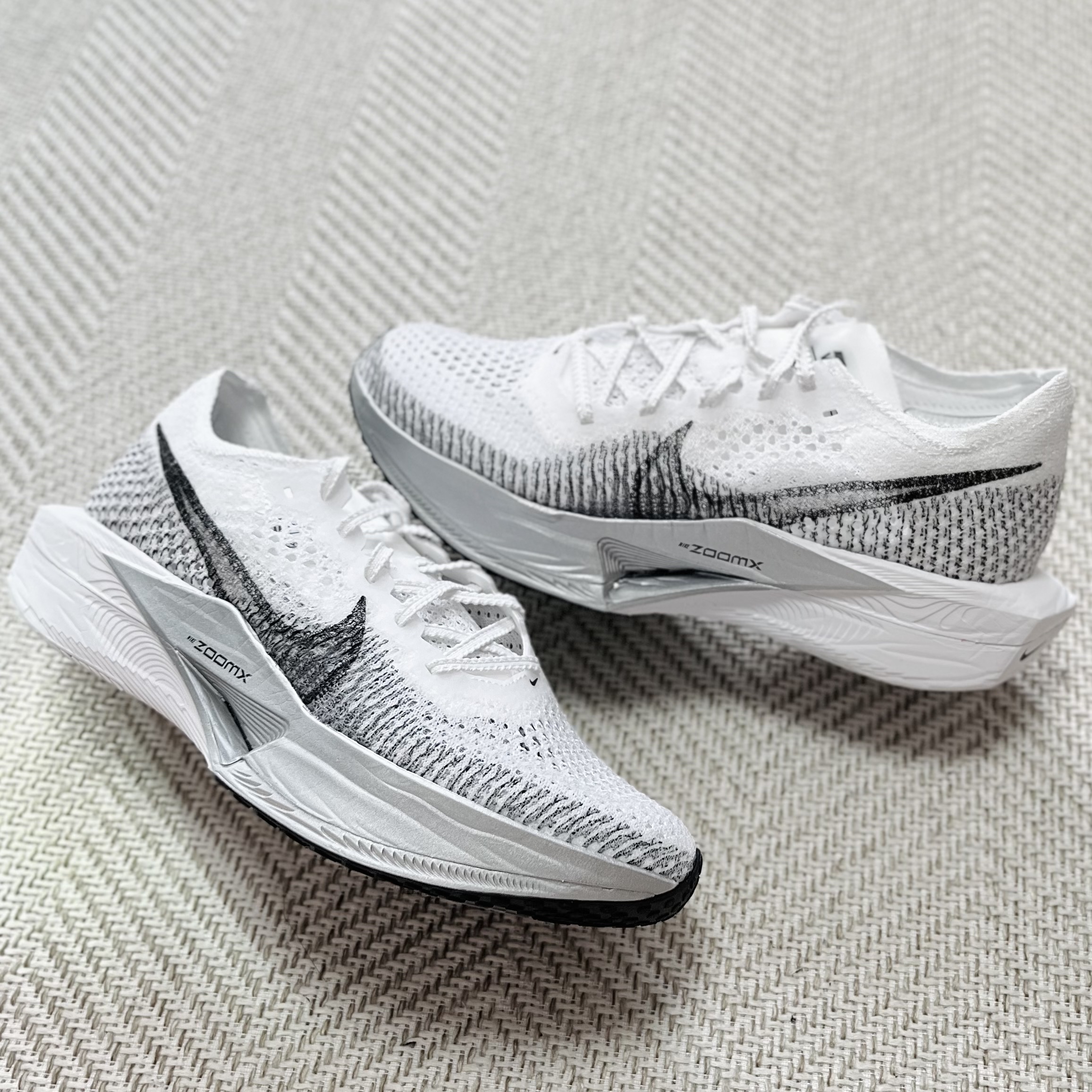 (W) Nike ZoomX Vaporfly Next% 3 White Particle Grey 착용 스타일 - 1
