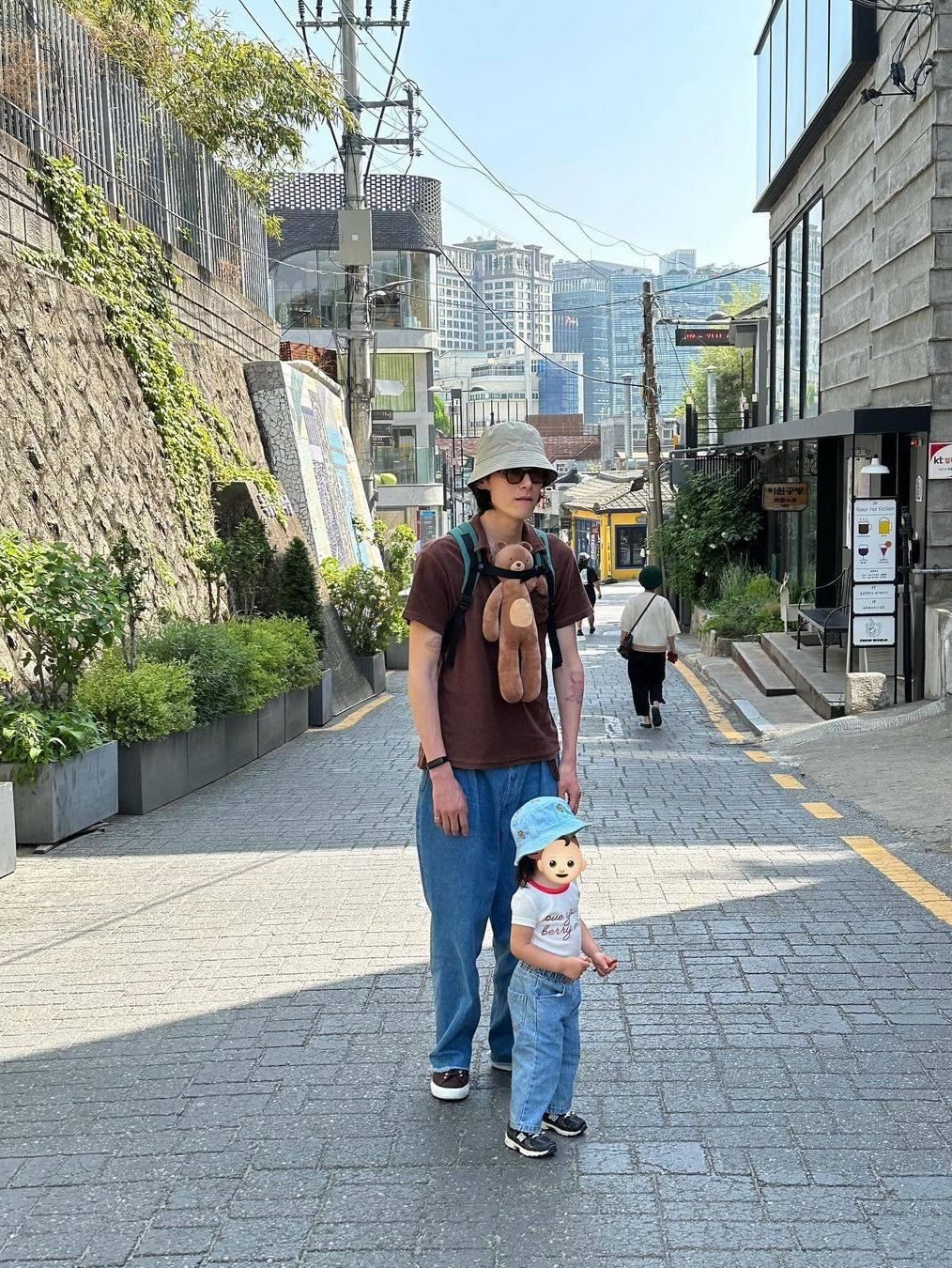 Jacquemus Le Bob Gadjo Bow Bucket Hat Off White, Supreme Chino Twill Crusher Dirty Indigo - 24SS 착용 스타일 - 5