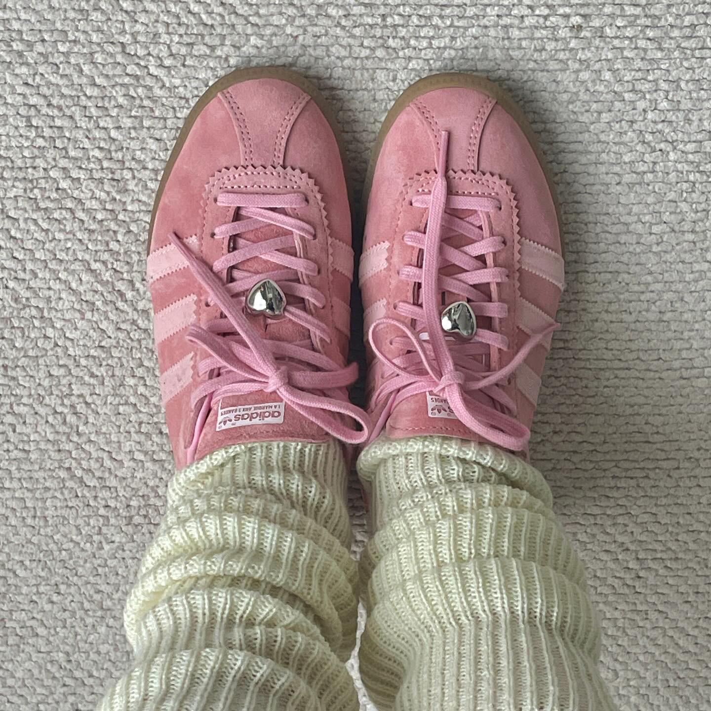 Adidas Bermuda Glow Pink 착용 스타일 - 1