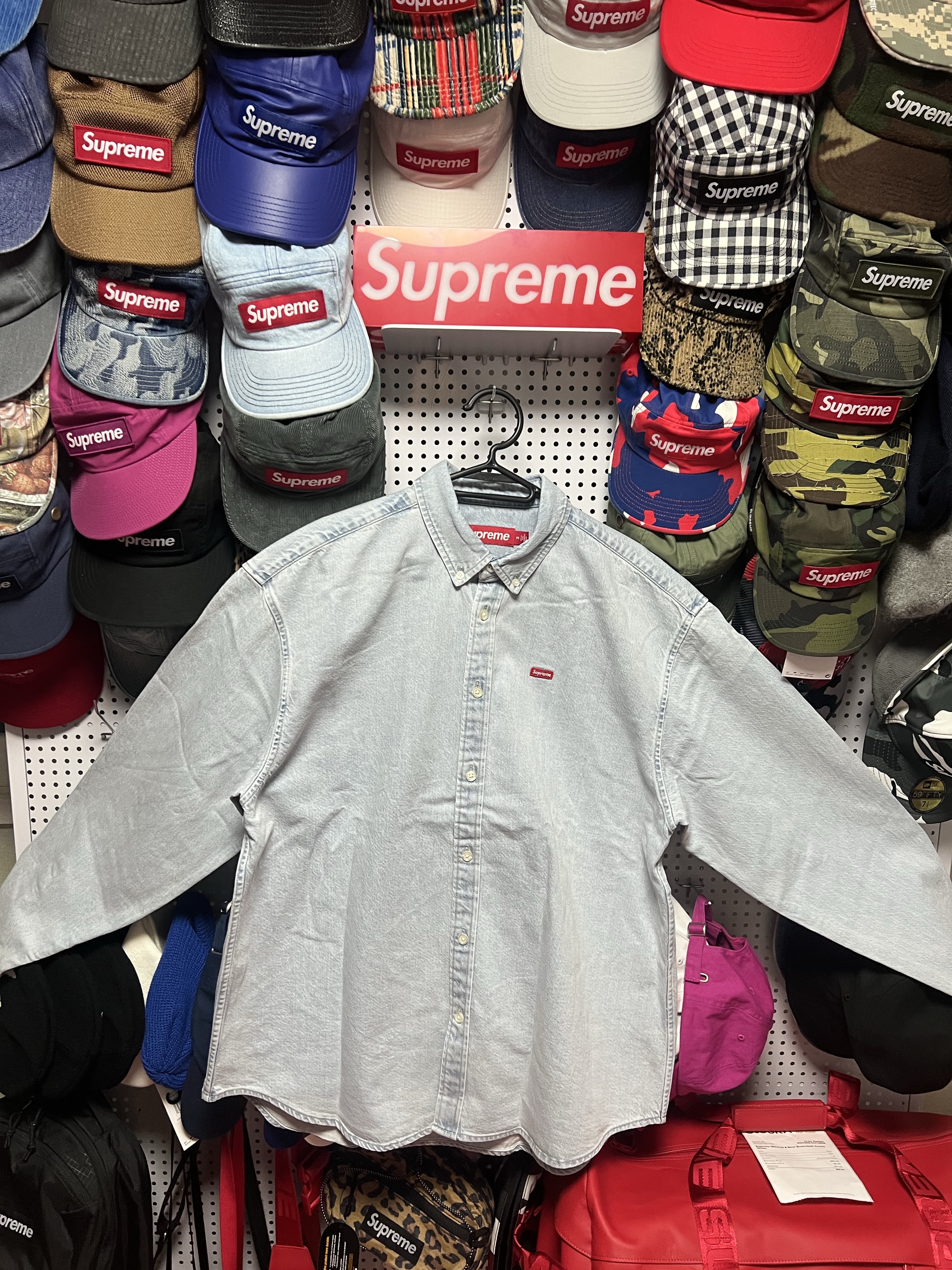 Supreme West Hollywood Box Logo T-Shirt White - 23SS, Supreme x Nike Arc Corduroy 6-Panel Red Camo - 22SS 착용 스타일 - 4