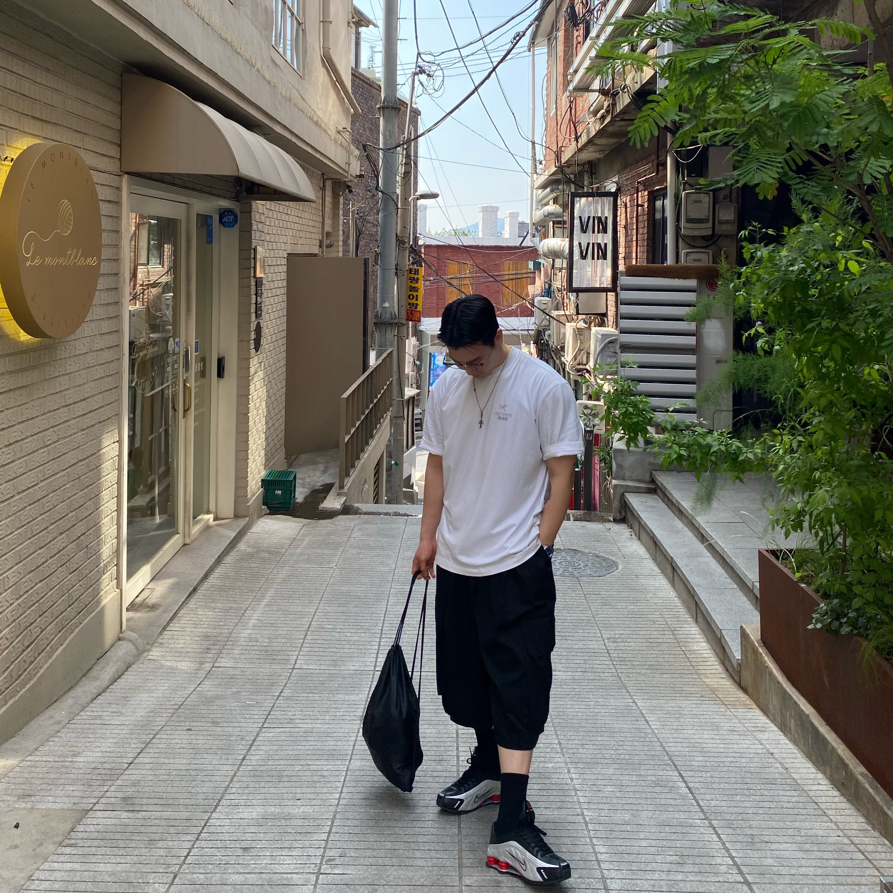 Palace x Arc'teryx T-Shirt White - 20FW, Nike Shox R4 Black and Metallic Silver 착용 스타일 - 3