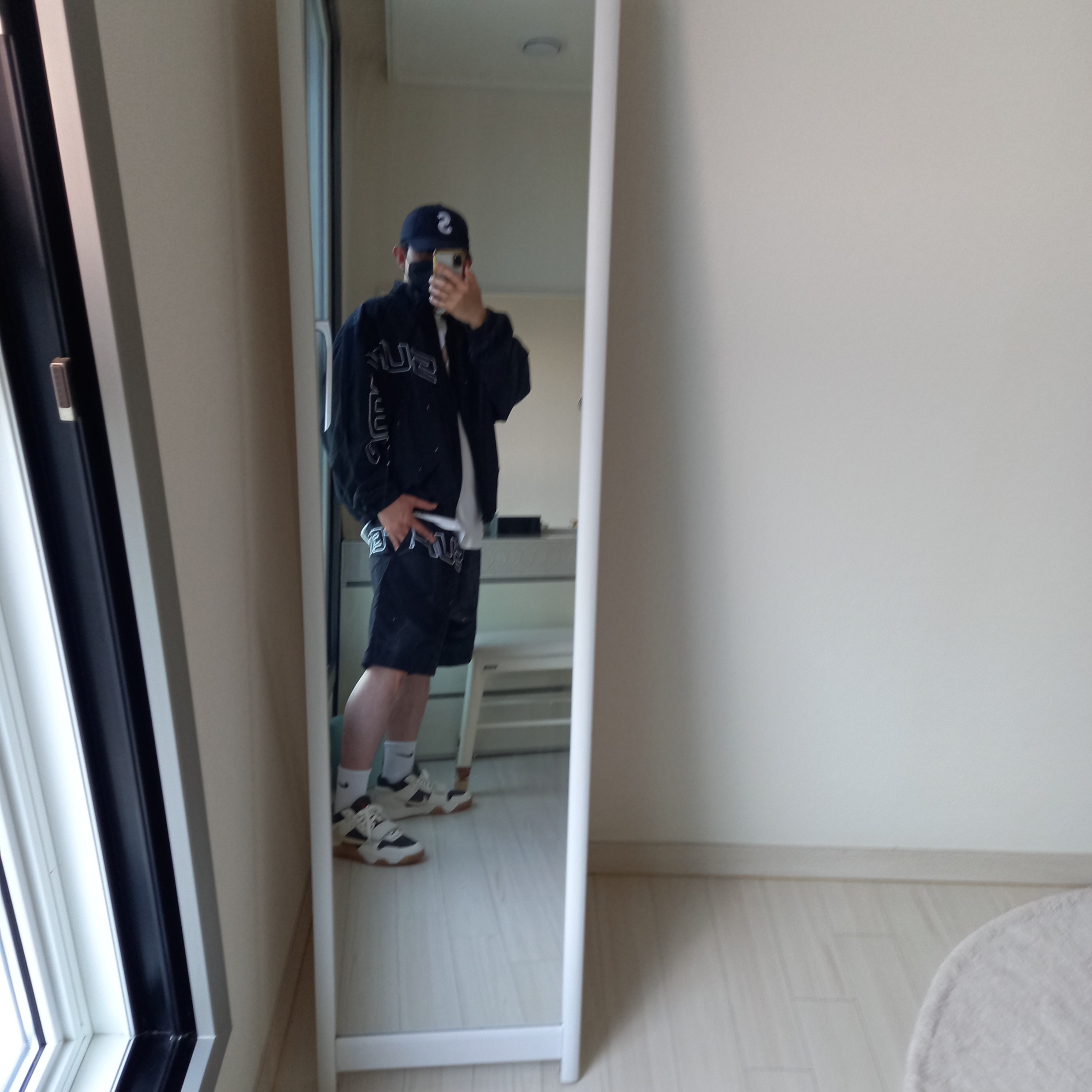 Supreme Seersucker S Logo 6-Panel Black - 24SS, Supreme Curve Track Jacket Black - 24SS 착용 스타일 - 4