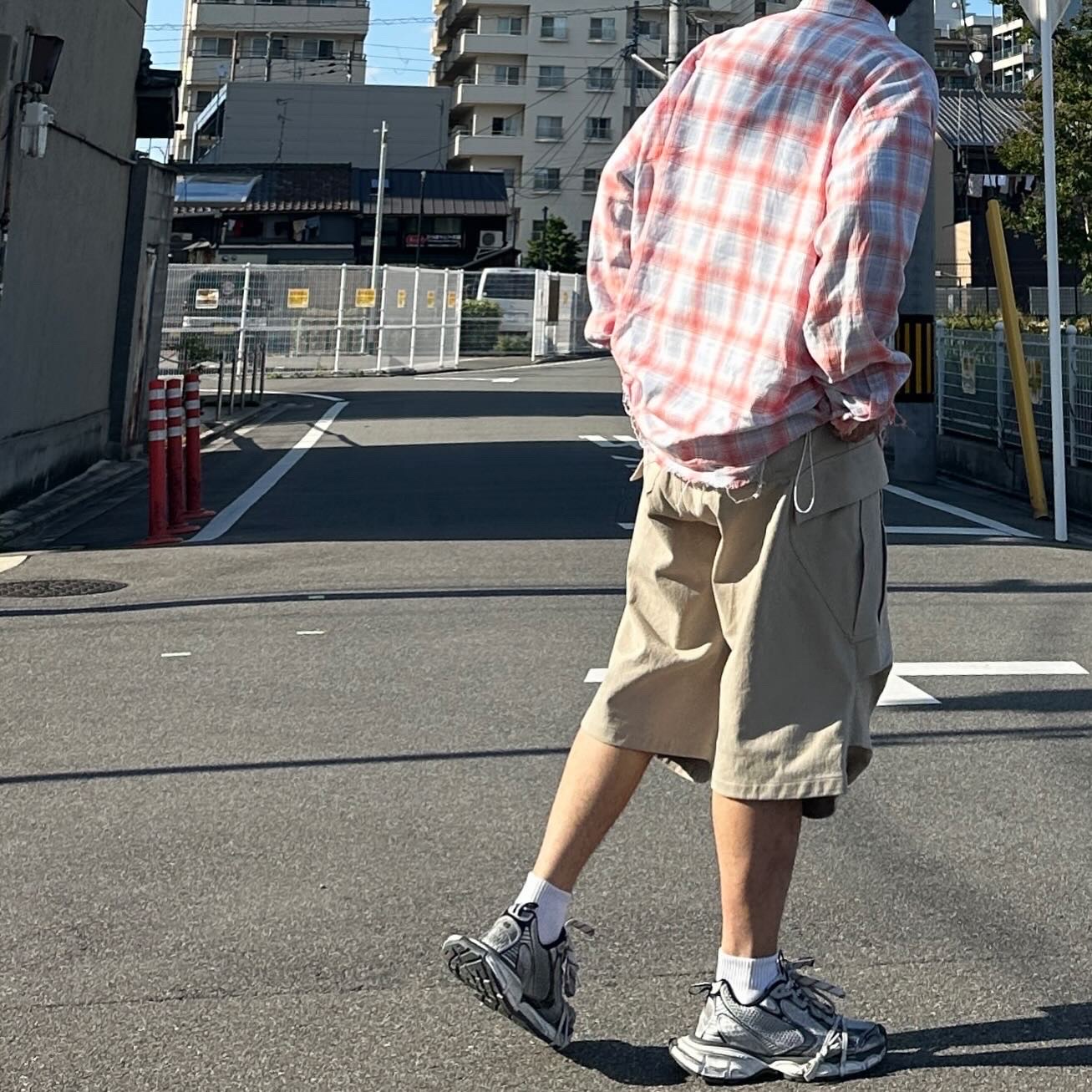 Balenciaga 3XL Sneakers Grey White Red, Nonnod Side Cargo Shorts Beige 착용 스타일 - 2
