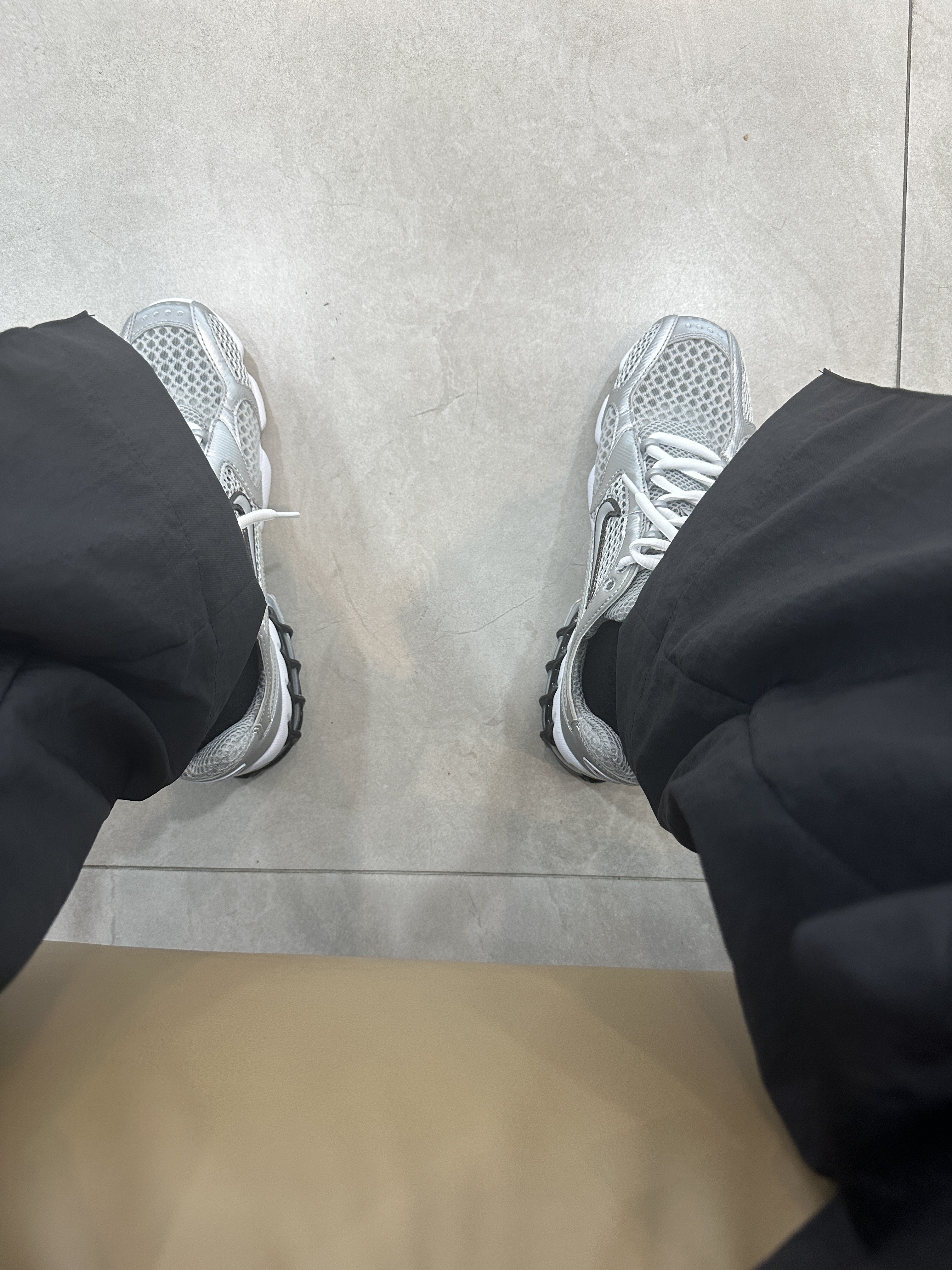 Nike Air Zoom Spiridon Cage 2 Metallic Silver 착용 스타일 - 2