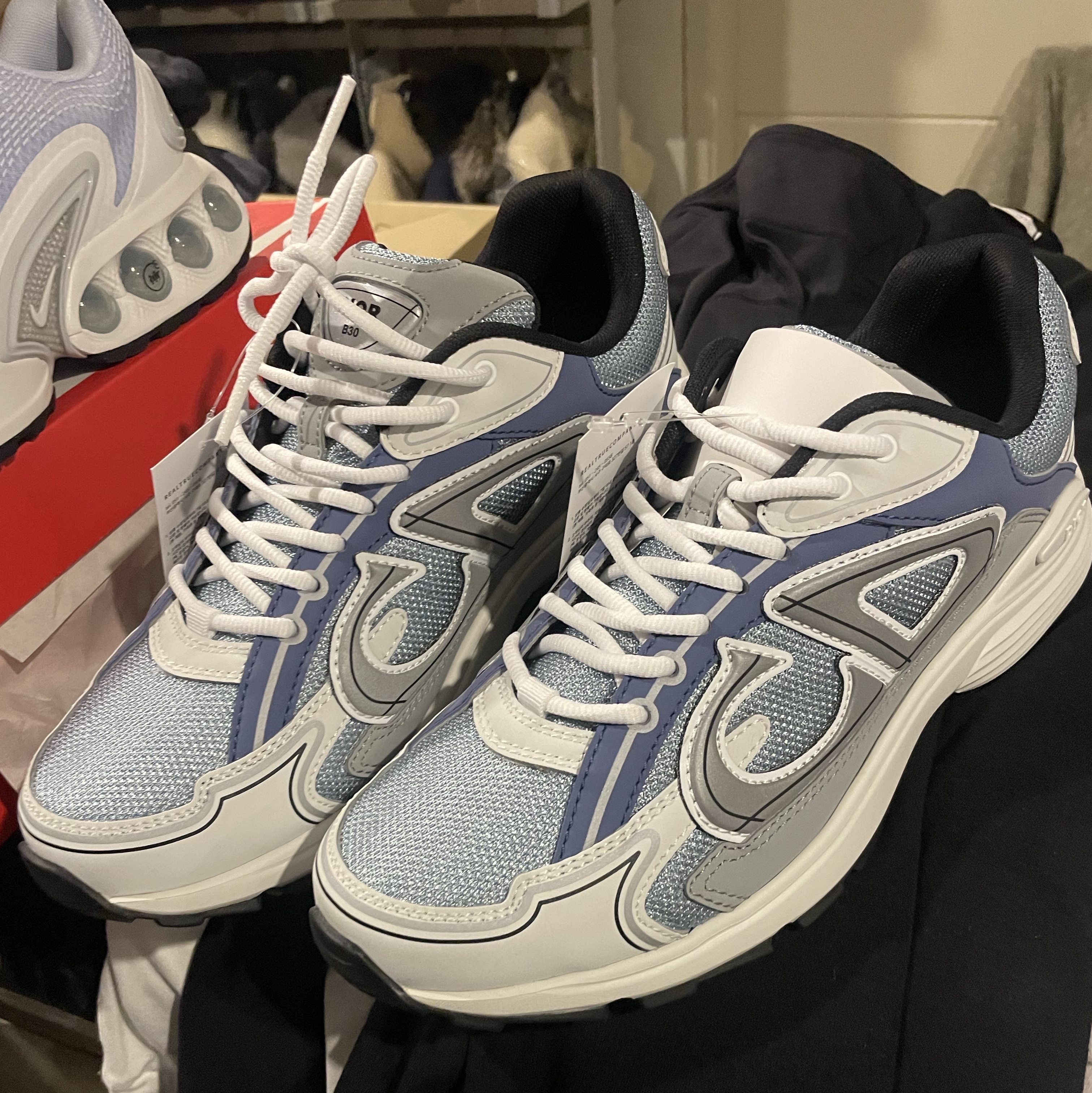 Dior B30 Sneakers Light Blue Mesh Blue Gray White Technical Fabric 착용 스타일