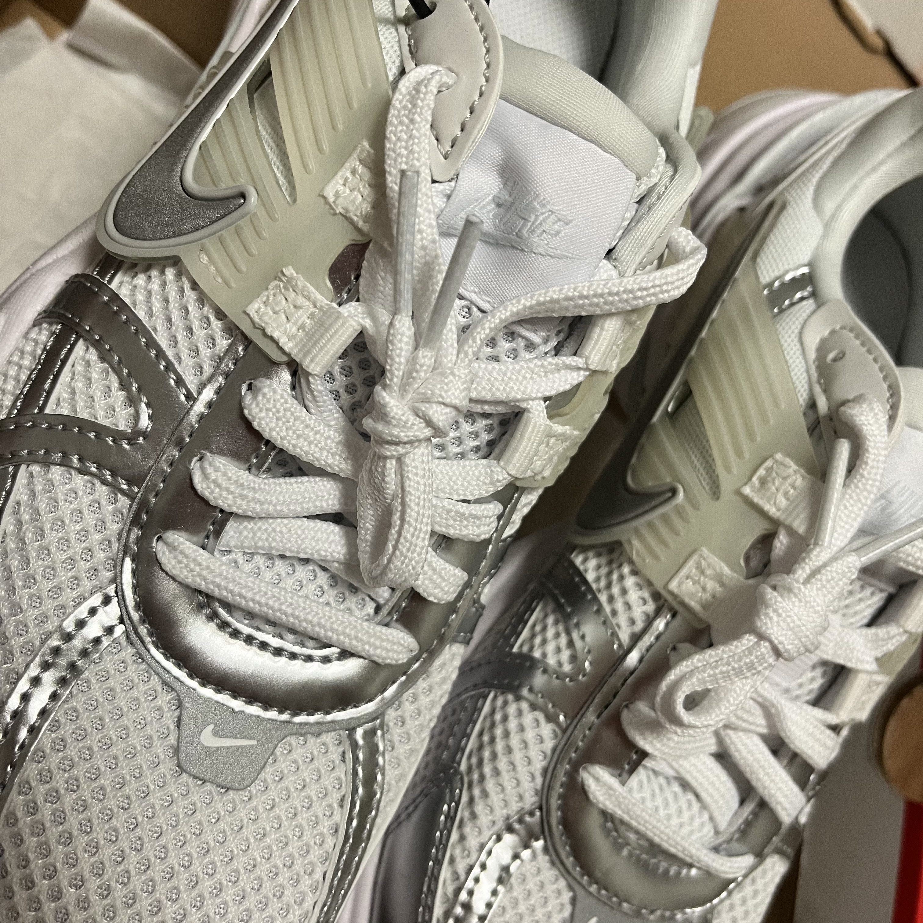 Nike V2K Run Metallic Silver White 착용 스타일