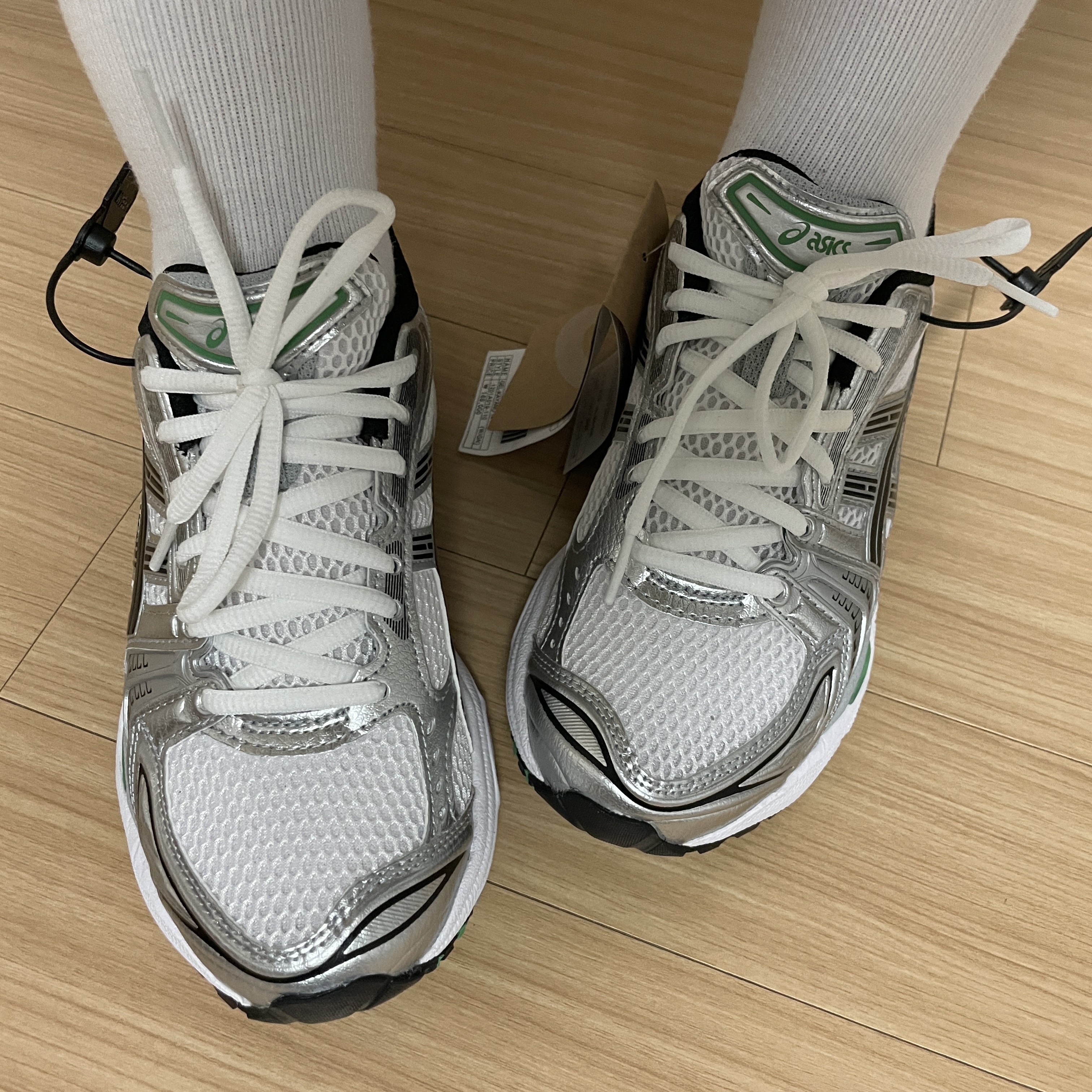 Asics Gel-Kayano 14 White Malachite Green 착용 스타일 - 1