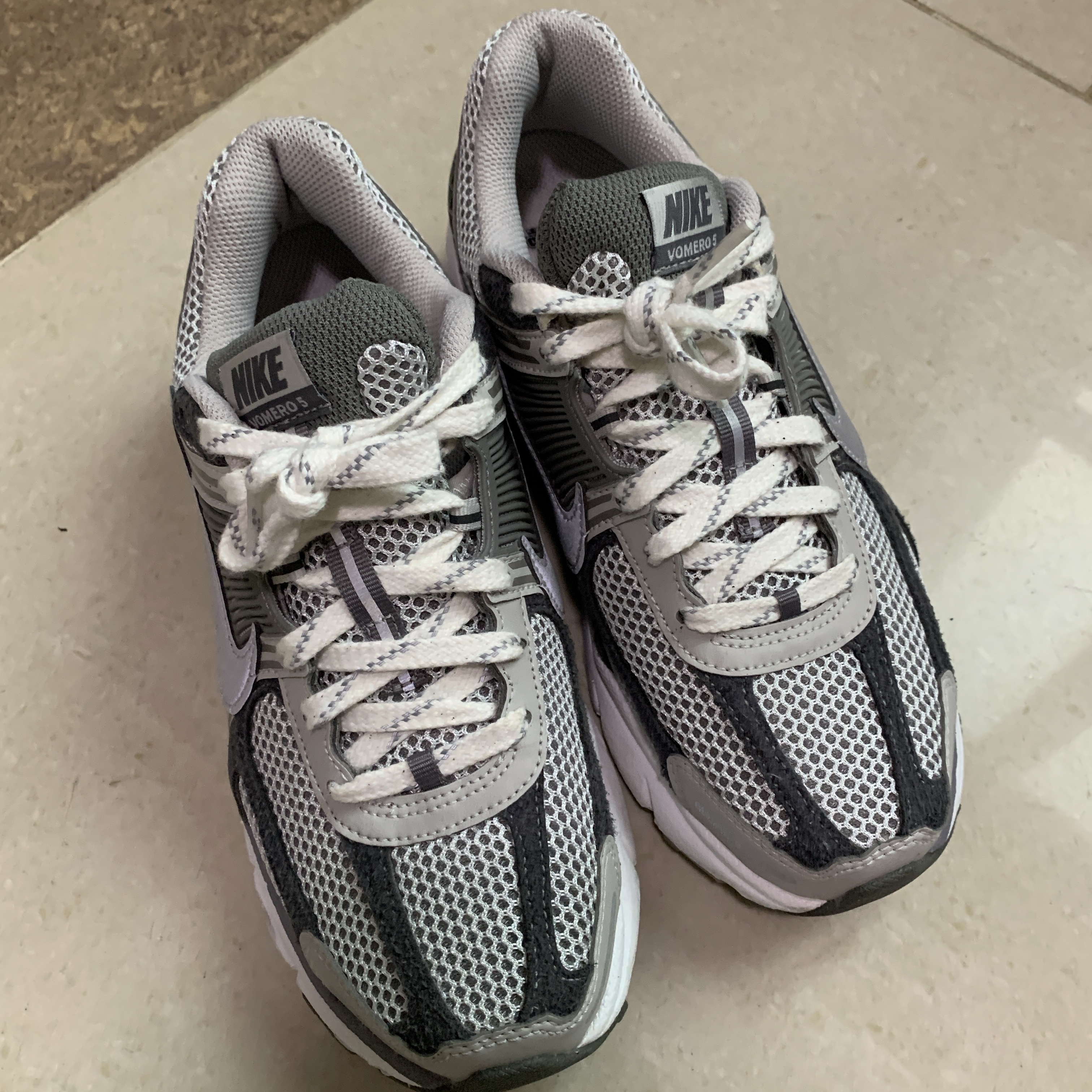 Nike Zoom Vomero 5 PRM Light Iron Ore and Flat Fewter 착용 스타일