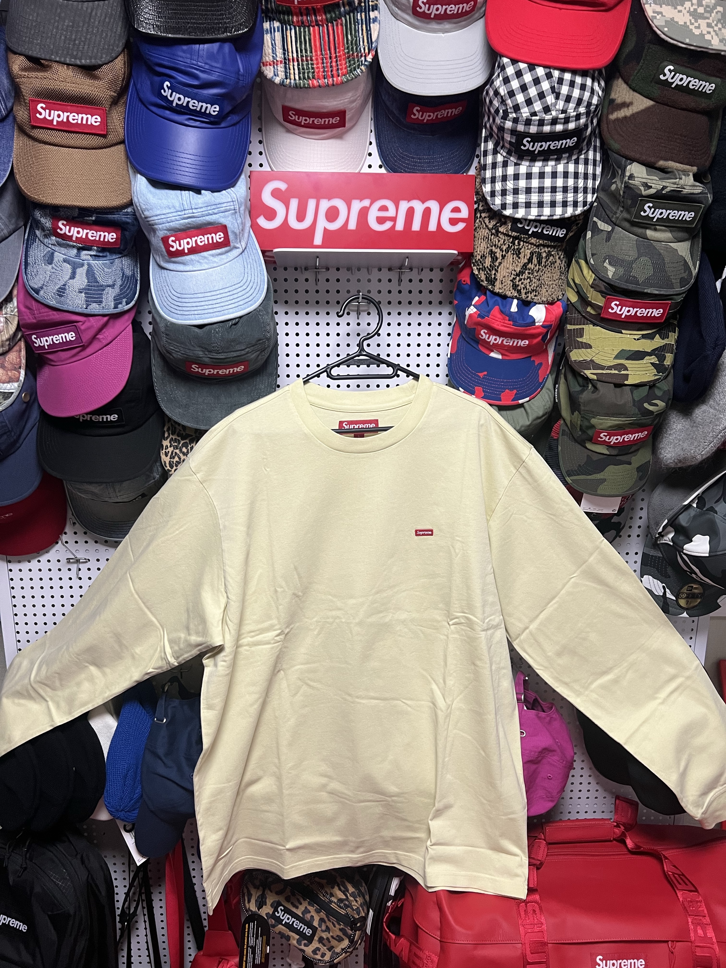 Supreme West Hollywood Box Logo T-Shirt White - 23SS, Supreme x Nike Arc Corduroy 6-Panel Red Camo - 22SS 착용 스타일 - 3