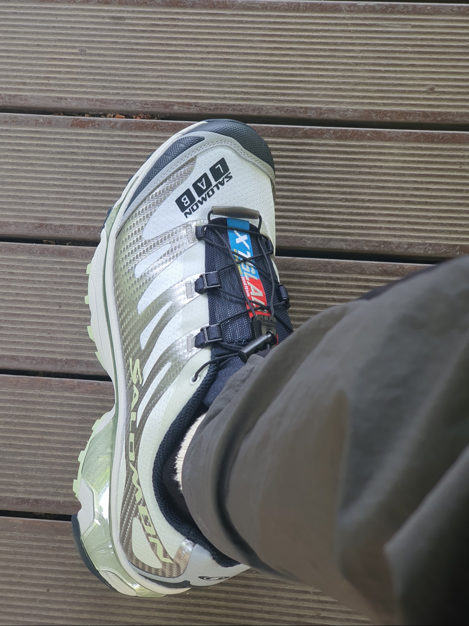Salomon XT-4 OG Carbon Celadon Green 착용 스타일 - 1