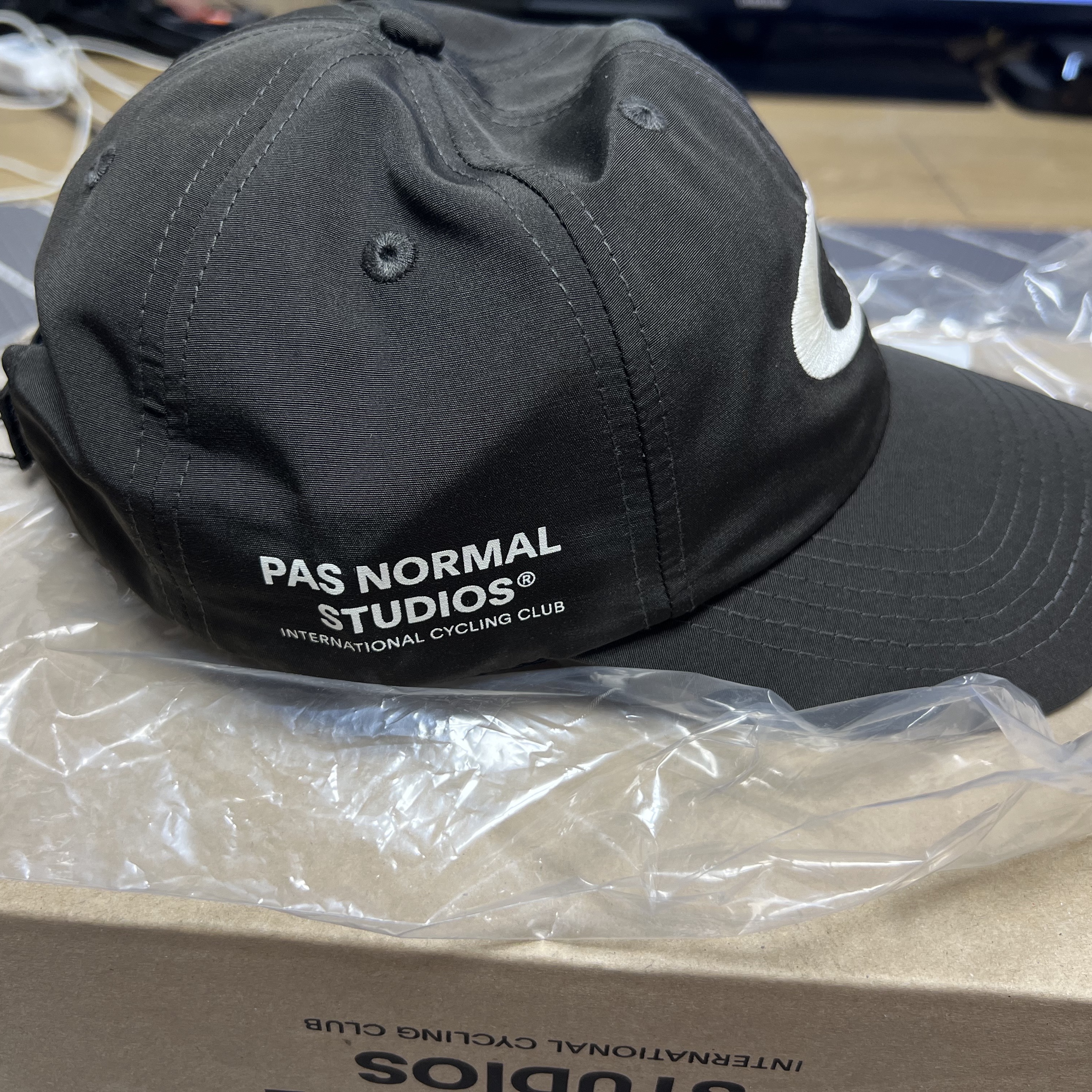 Oakley x PNS Off Race Cap Black Olive 착용 스타일