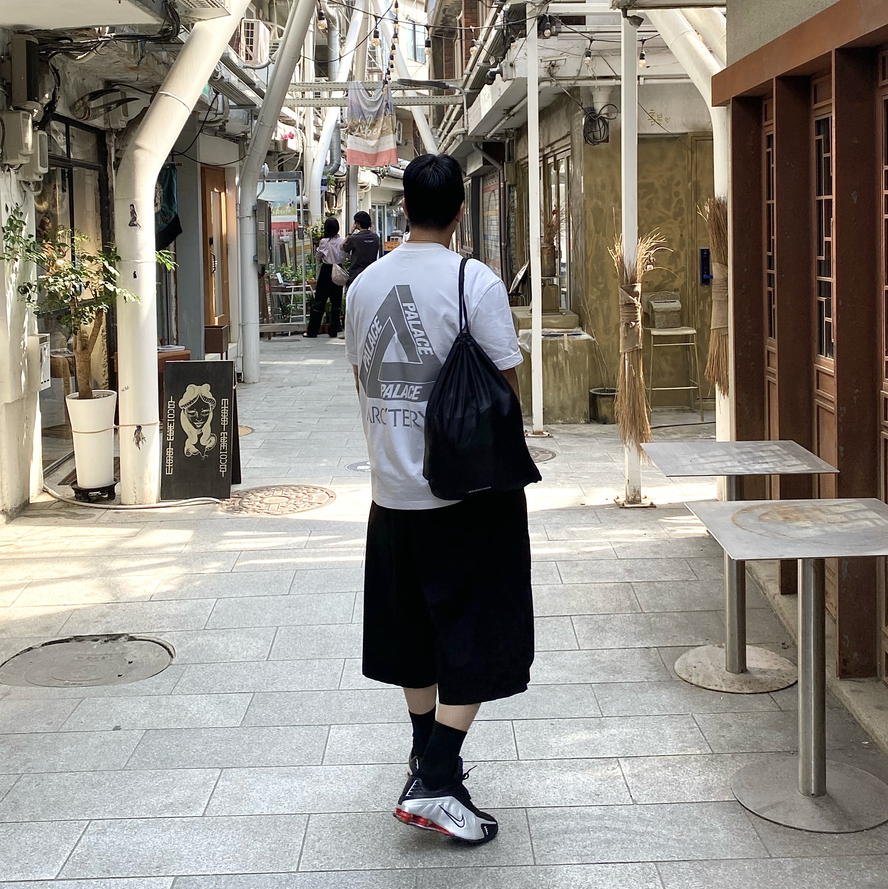 Palace x Arc'teryx T-Shirt White - 20FW, Nike Shox R4 Black and Metallic Silver 착용 스타일 - 1