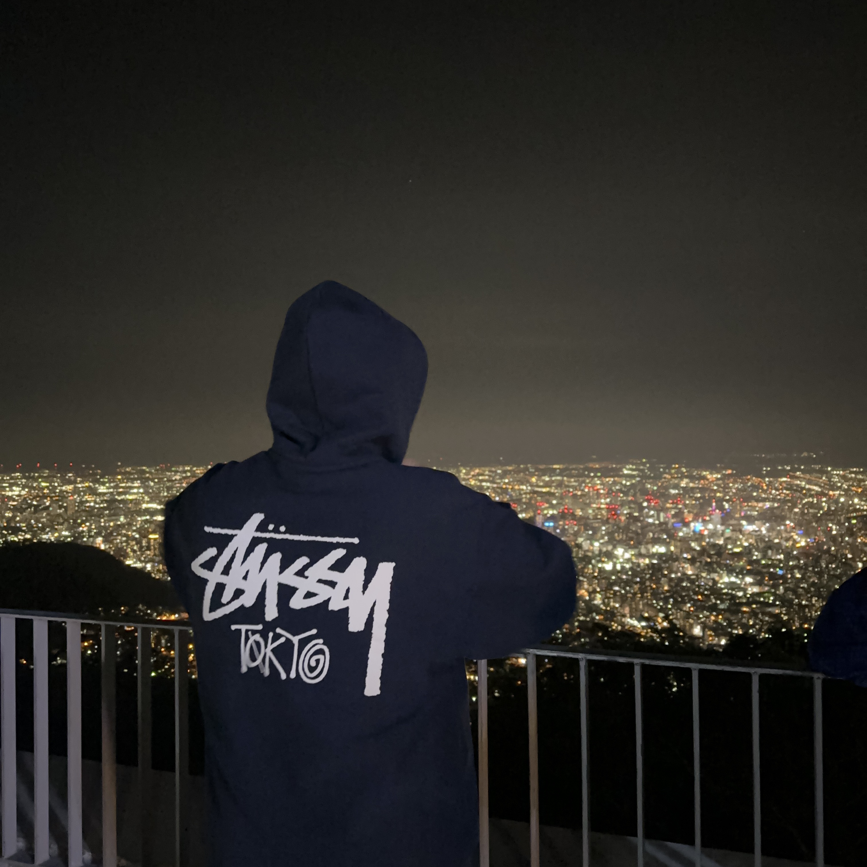 Stussy Stock Tokyo T-Shirt Black, Stussy Stock Tokyo T-Shirt White 착용 스타일 - 2