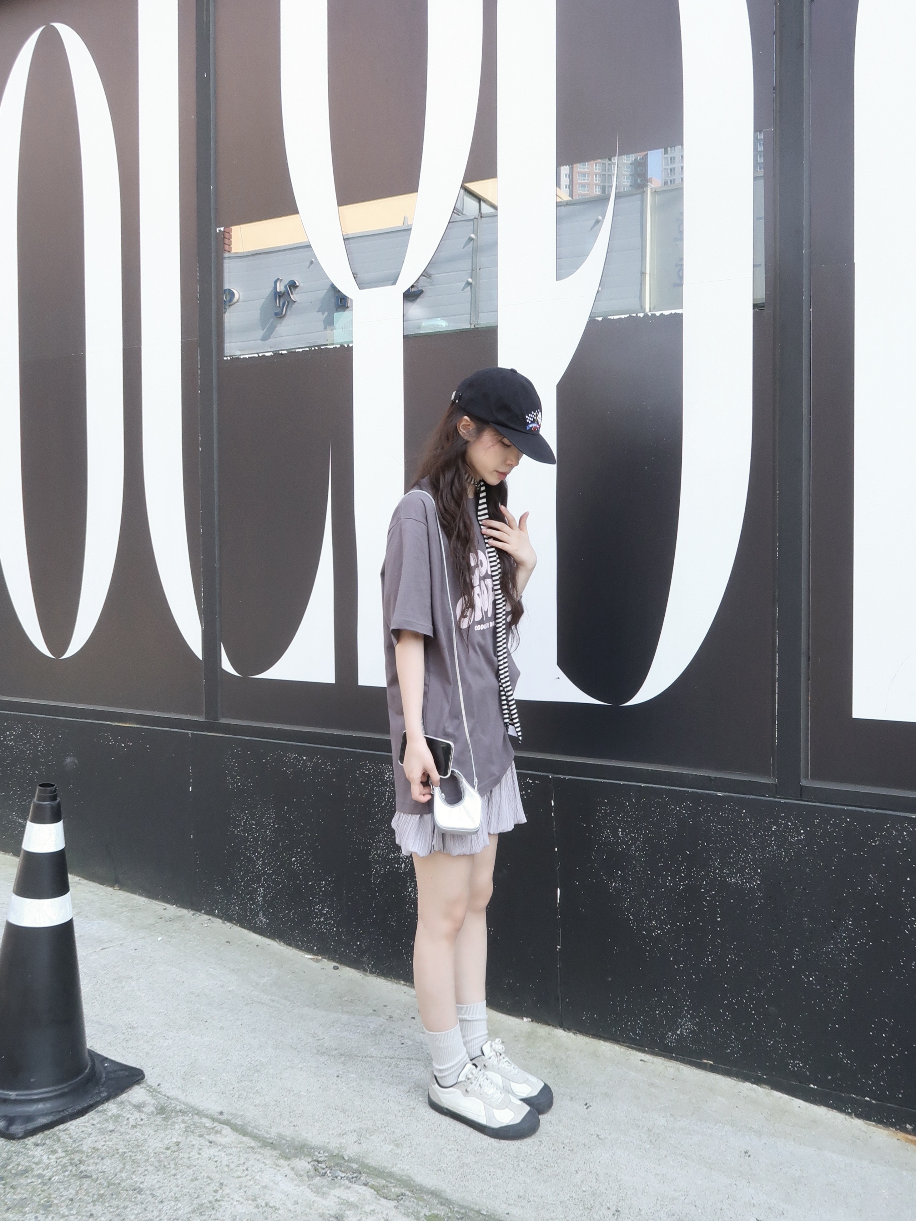 STUDIOTABLE Crepe Mini Bag Silver 착용 스타일 - 6