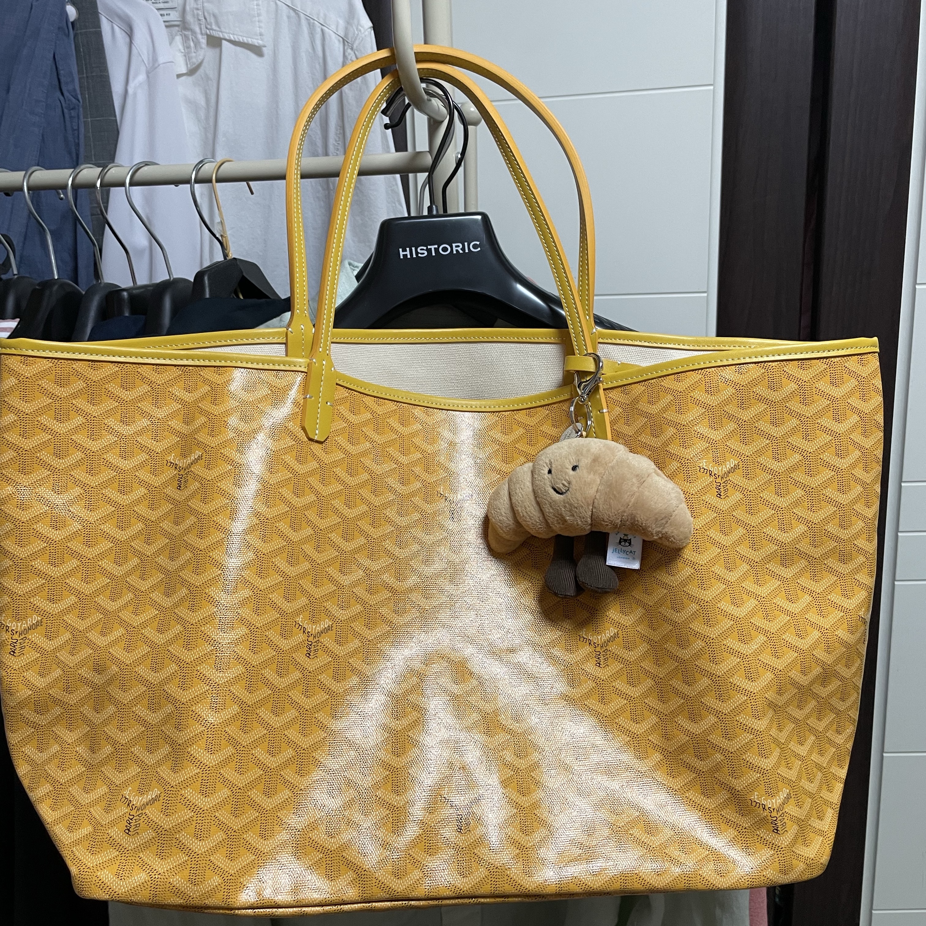 Jellycat Amuseable Croissant Bag Charm Brown 착용 스타일