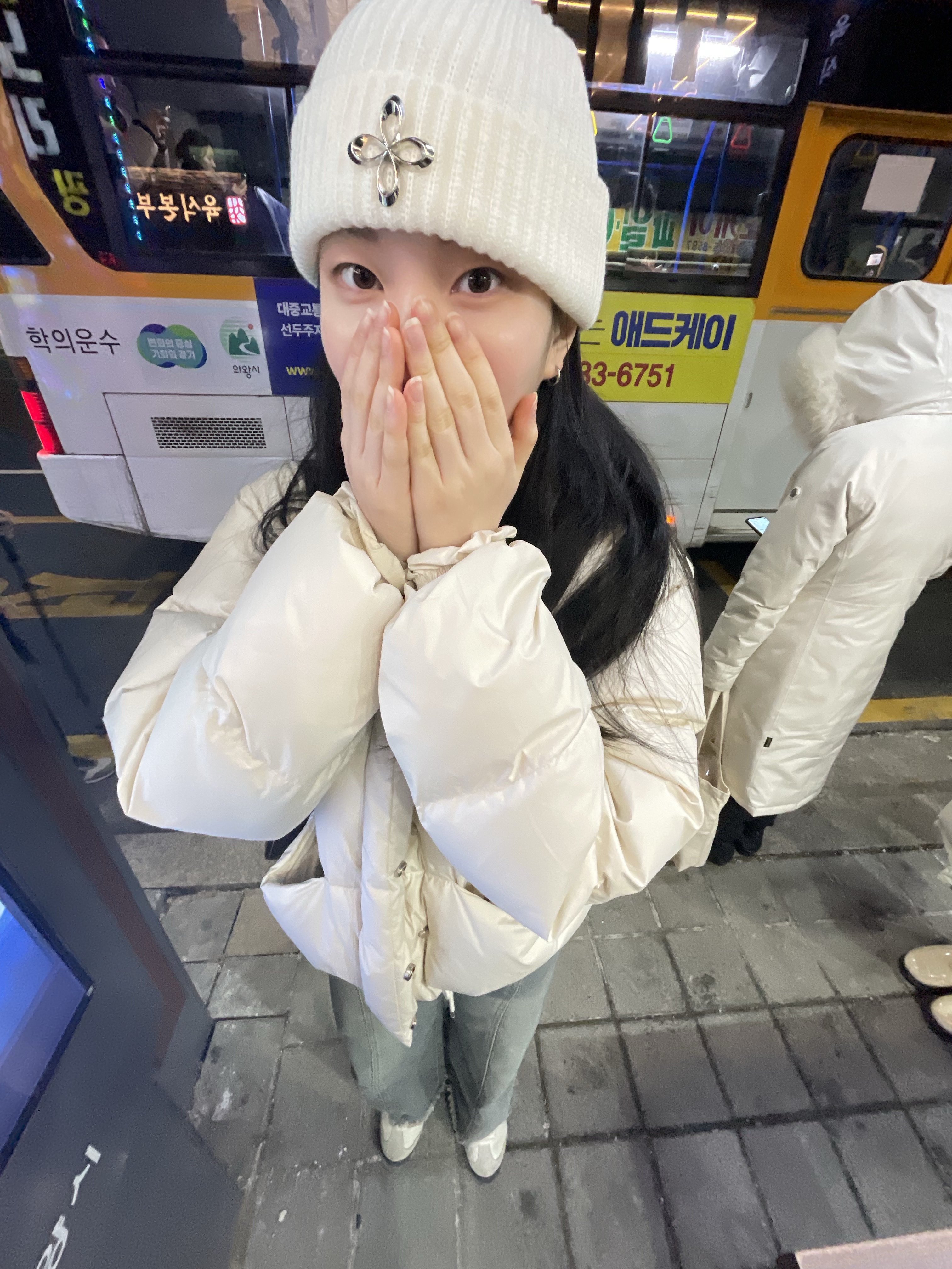 Surgery Clover Logo Beanie Ver.2 White 착용 스타일 - 1