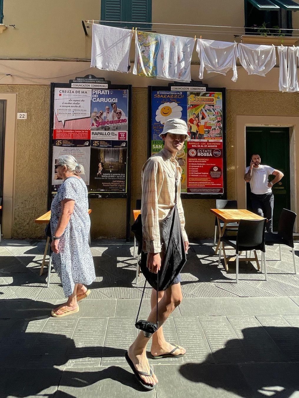 Jacquemus Le Bob Gadjo Bow Bucket Hat Off White, Supreme Chino Twill Crusher Dirty Indigo - 24SS 착용 스타일 - 4