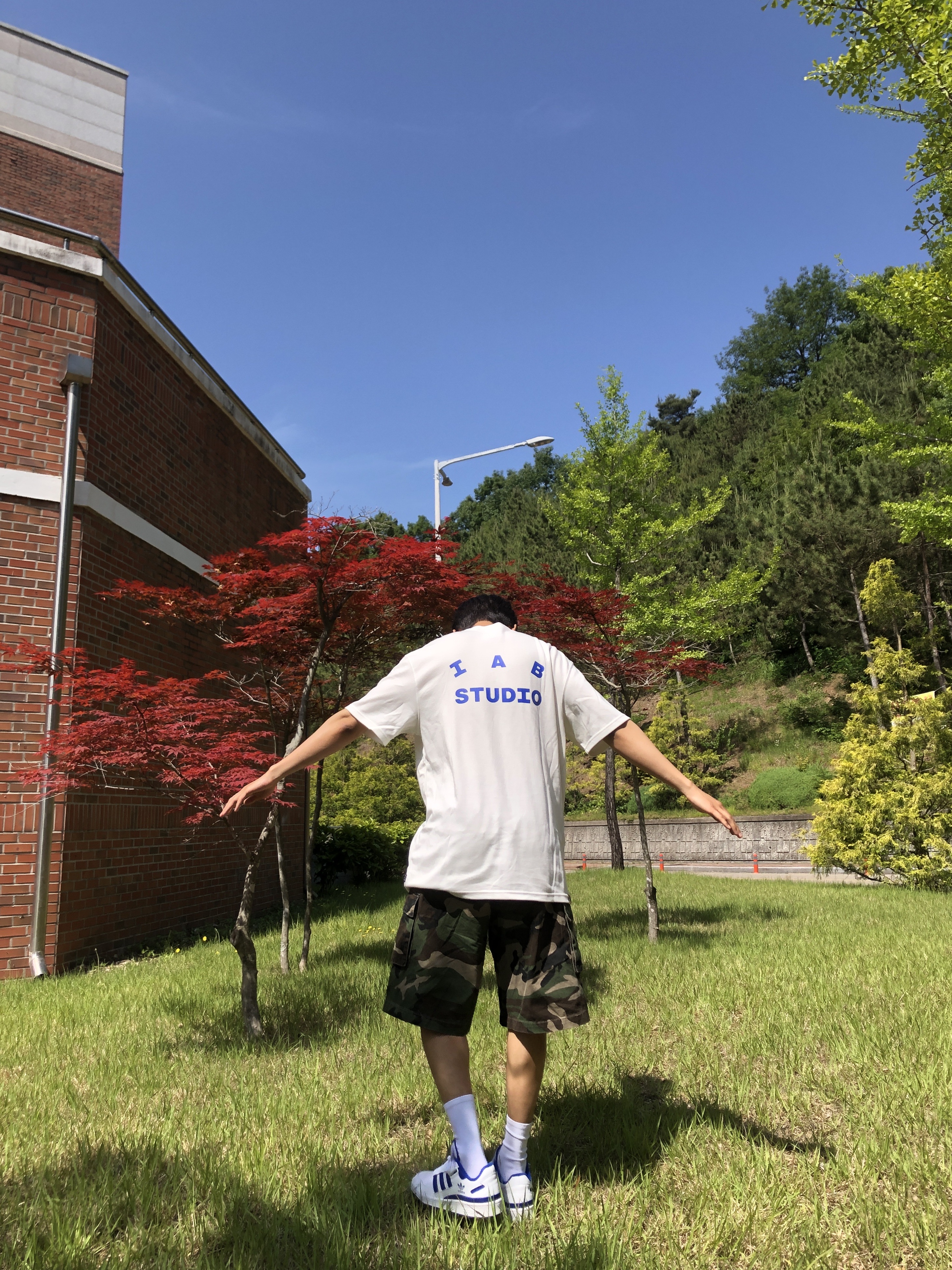 IAB Studio 10th Anniversary T-Shirt White 착용 스타일 - 4