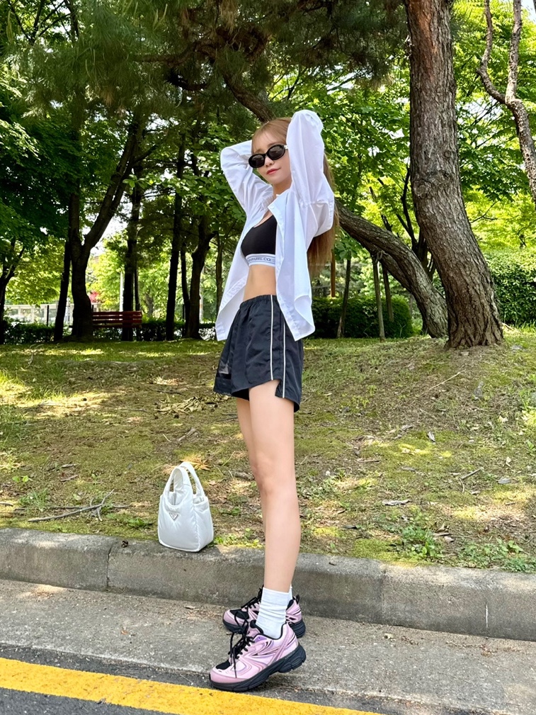 Fila Interun Pink Black, Prada Soft Padded Re-Nylon Mini Bag White 착용 스타일 - 2