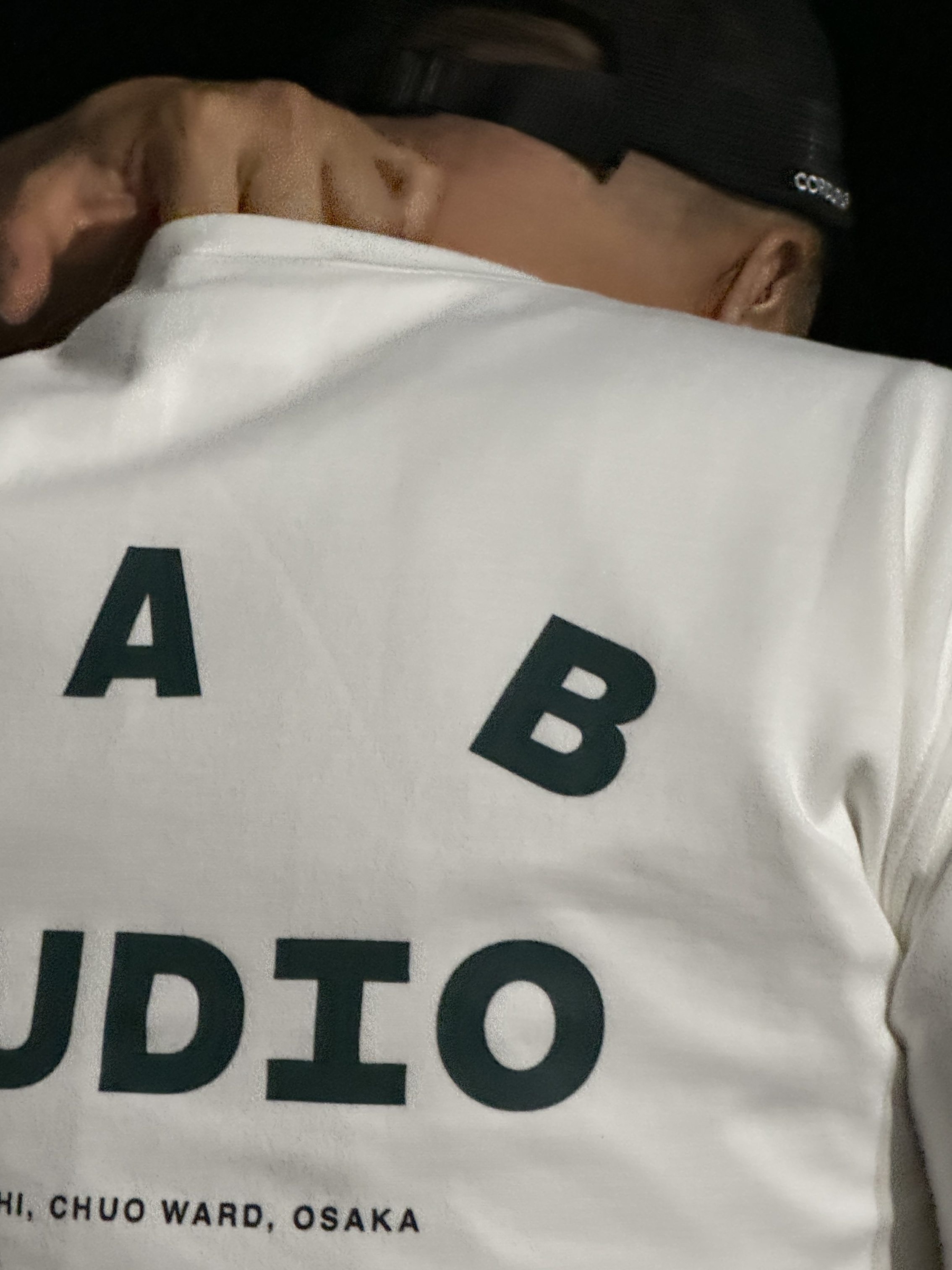 IAB Studio x Henry’s Pizza Logo T-Shirt White 착용 스타일 - 3