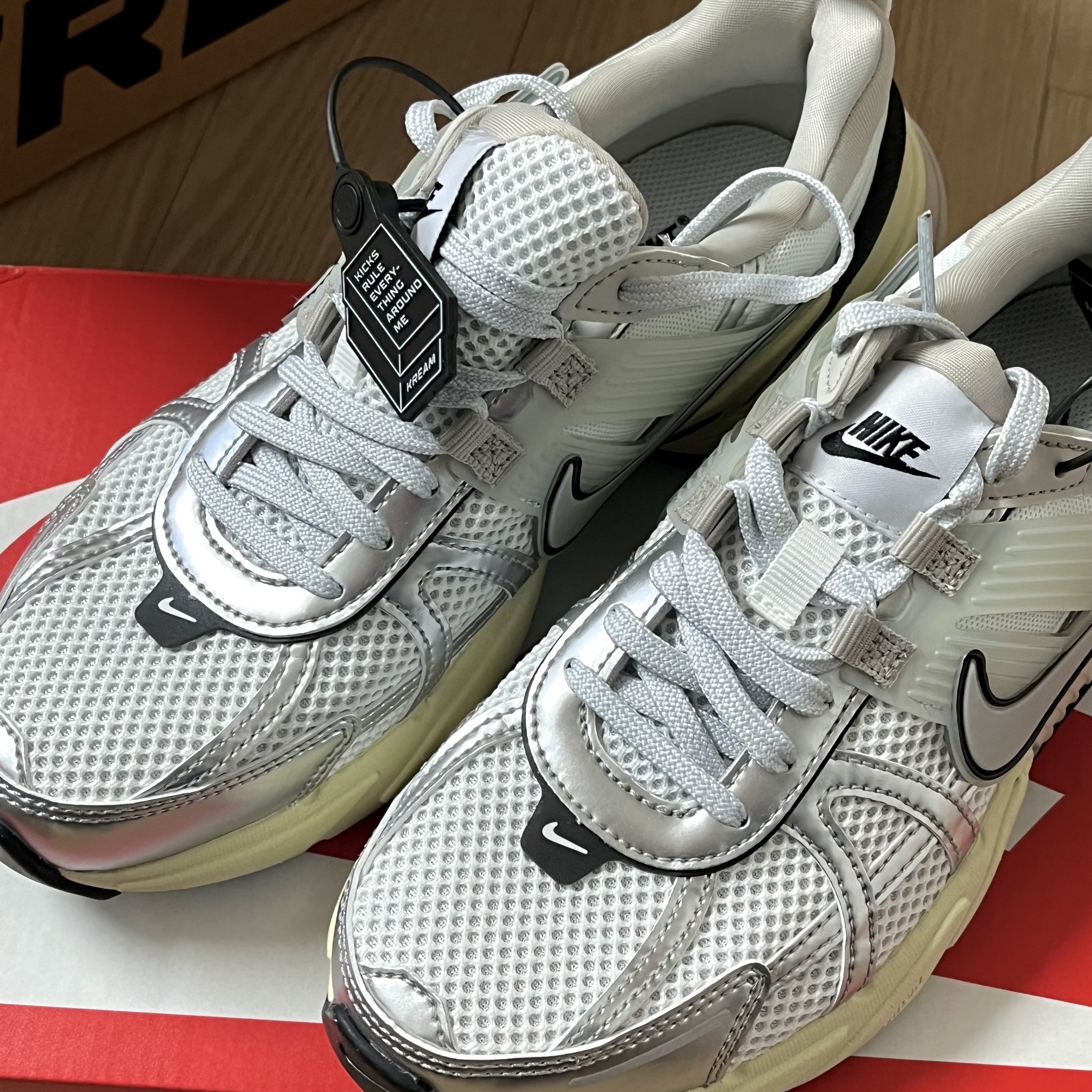 Nike V2K Run Summit White Metallic Silver 착용 스타일