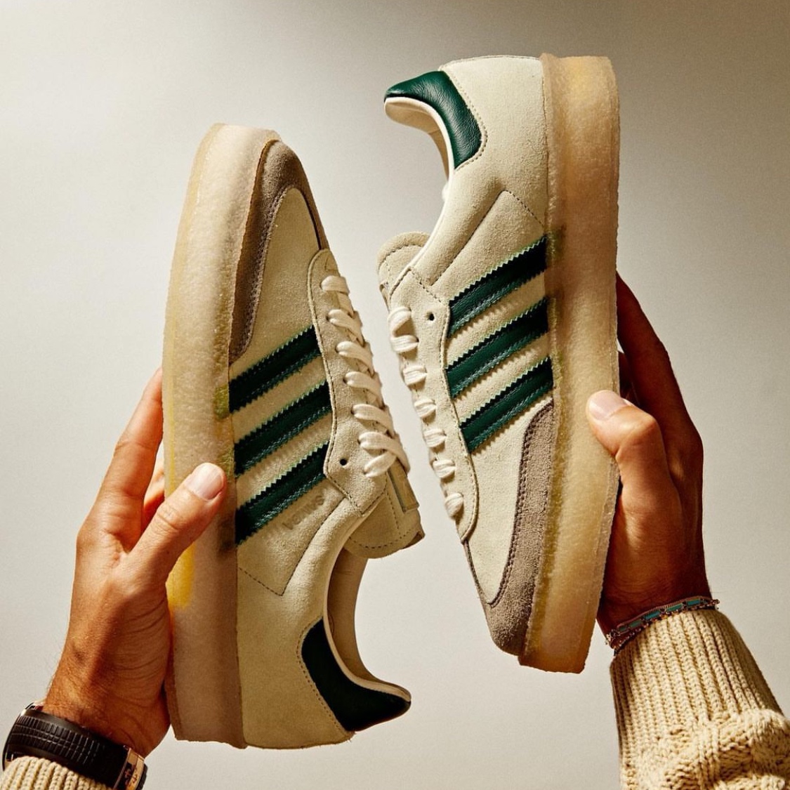 Adidas x Clarks x Ronnie Fieg 8th Street Samba Chalk White Collegiate Green, Adidas x Kith Indoor Super Gum 착용 스타일 - 5