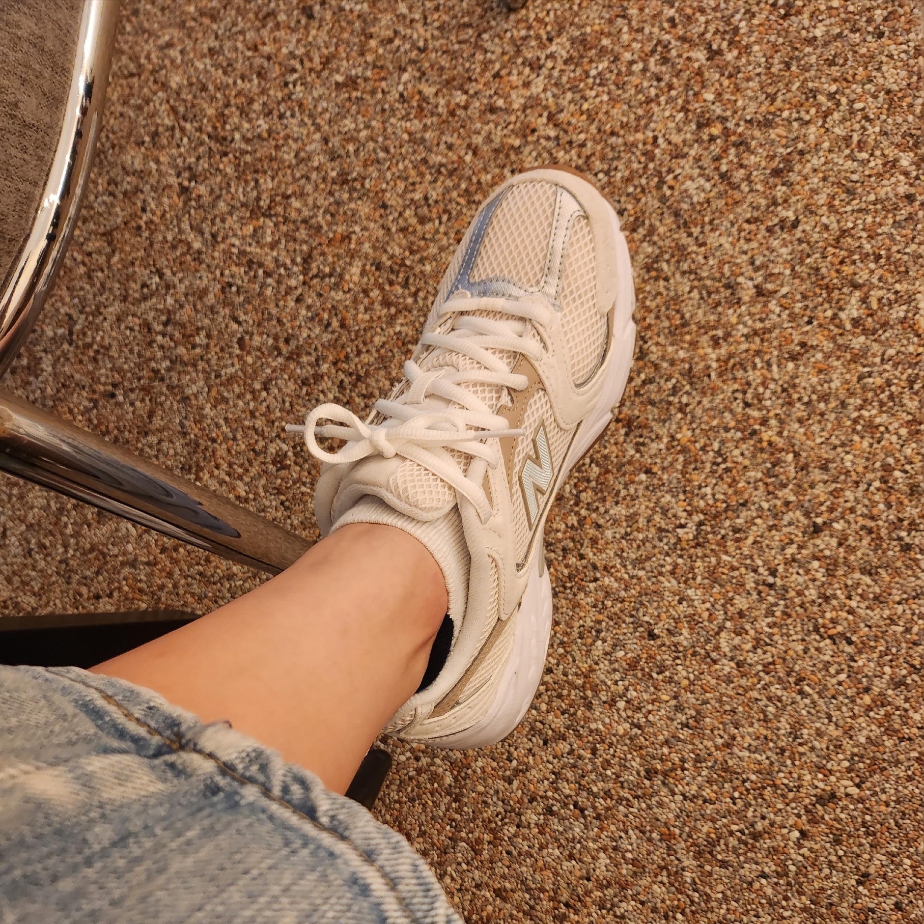 New Balance 530 Beige Aluminum 착용 스타일