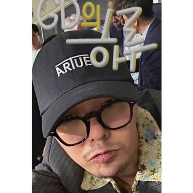 Artue Logo Ball Cap Black 착용 스타일 - 1