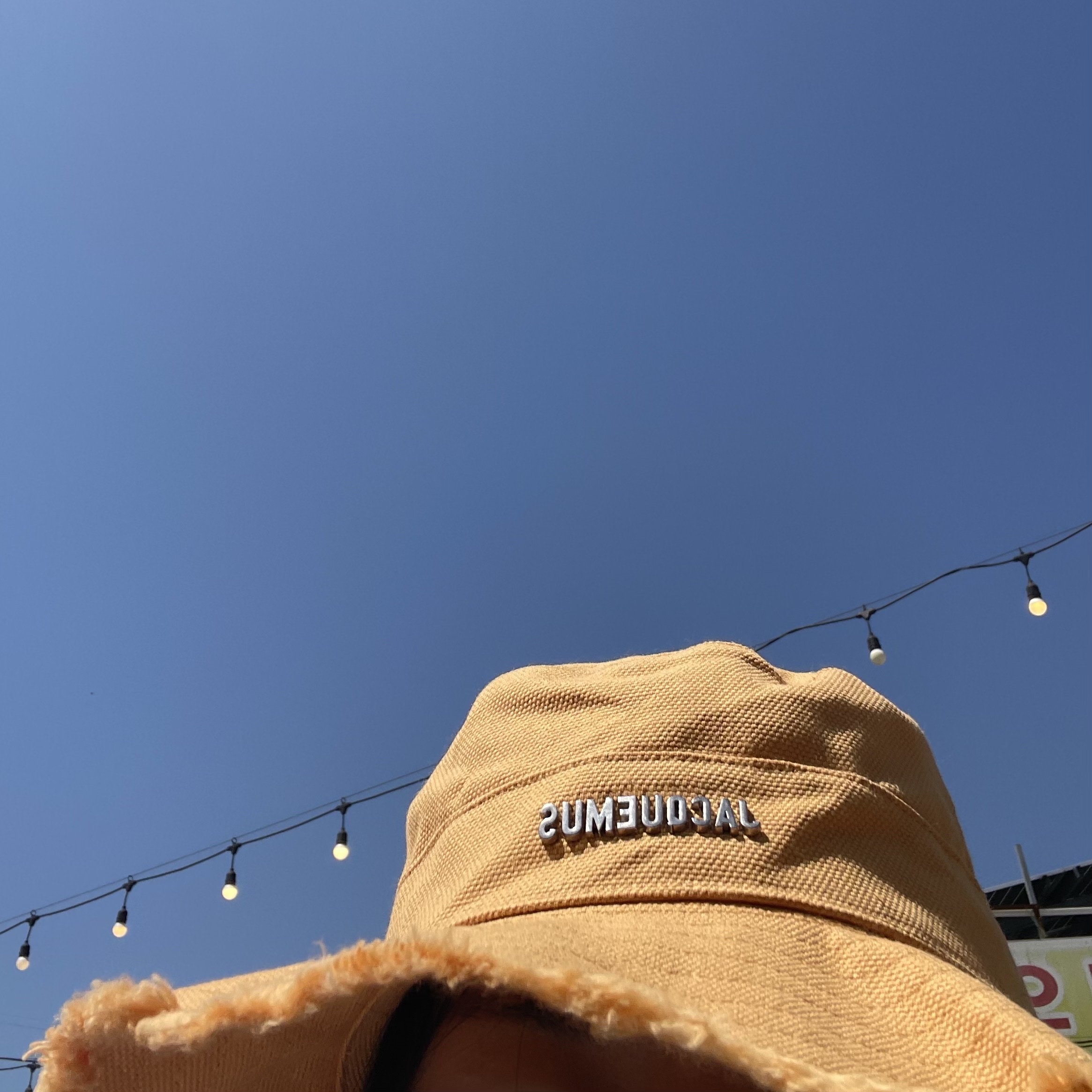 Jacquemus Le Bob Artichaut Bucket Hat Light Yellow 착용 스타일