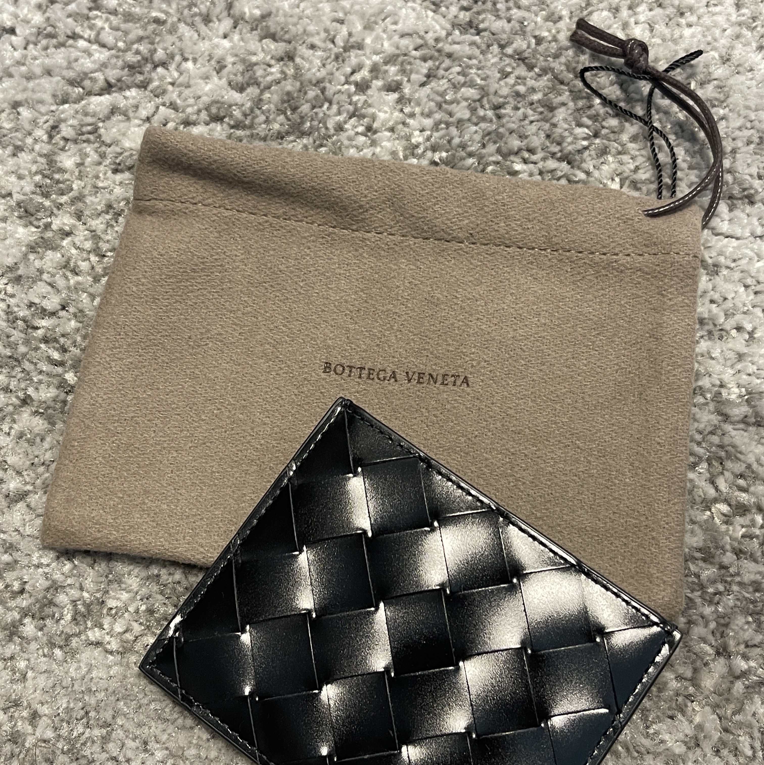 Bottega Veneta Card Case Black 착용 스타일 - 1