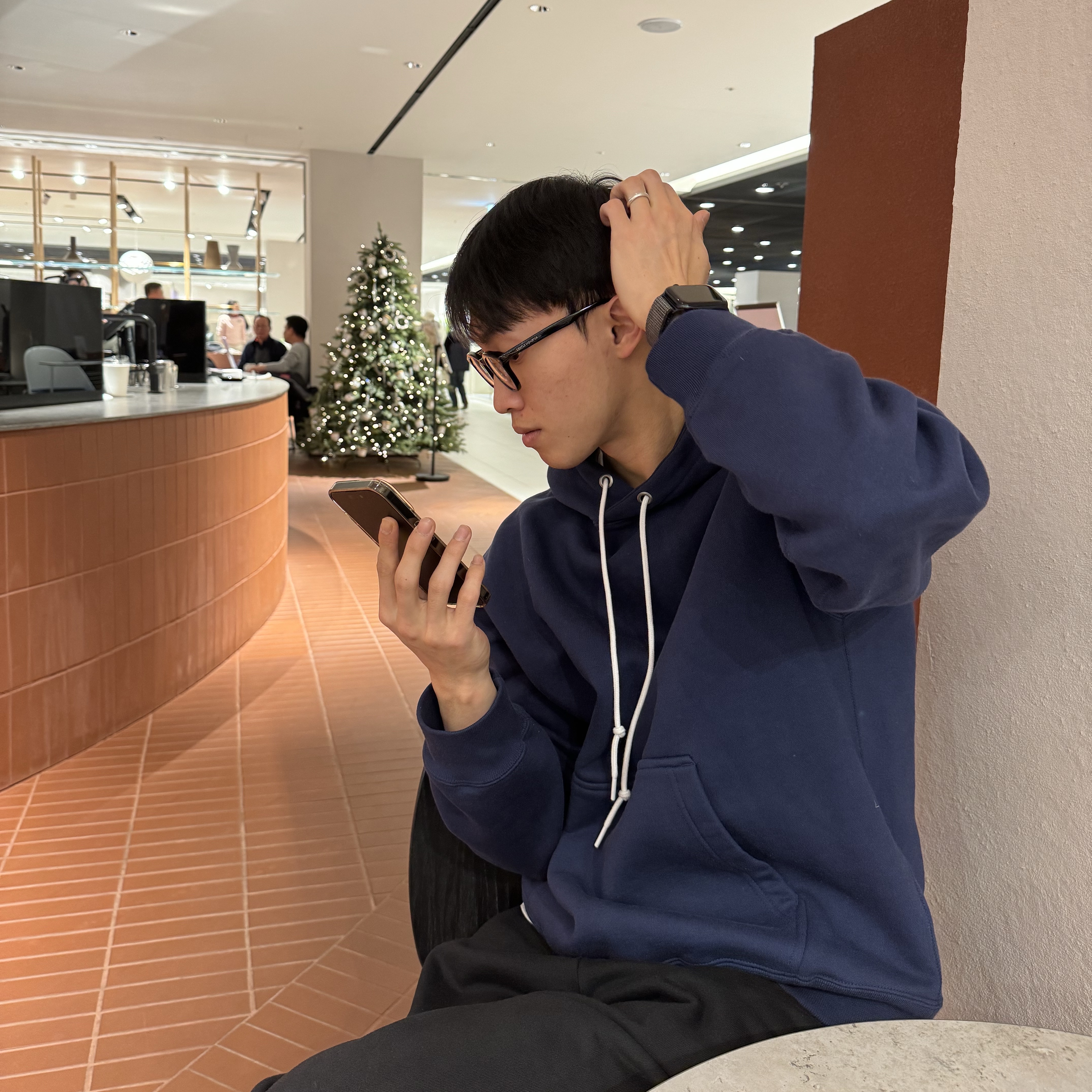 Nike Solo Swoosh Fleece Pullover Hoodie Midnight Navy - US/EU, Apple Watch SE 44mm Cellular Midnight Aluminum Case with Sport Band Midnight (Korean Ver.) 착용 스타일