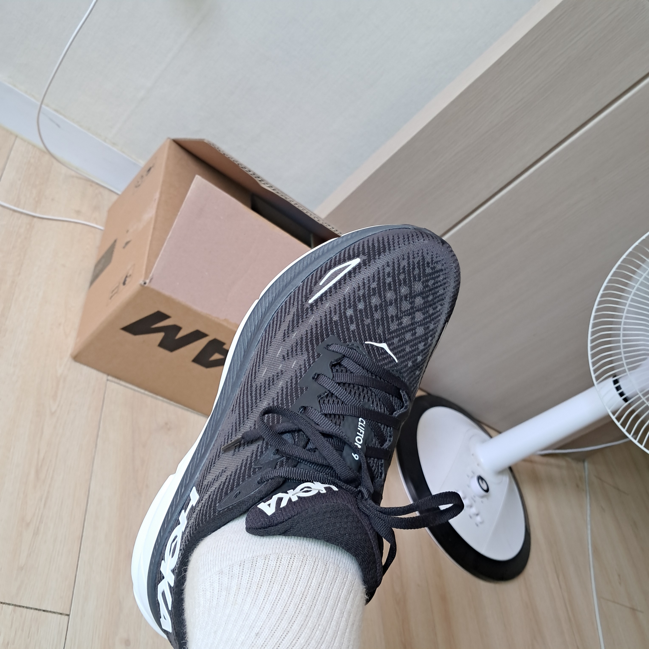 Hoka Clifton 9 Black White - Wide 착용 스타일