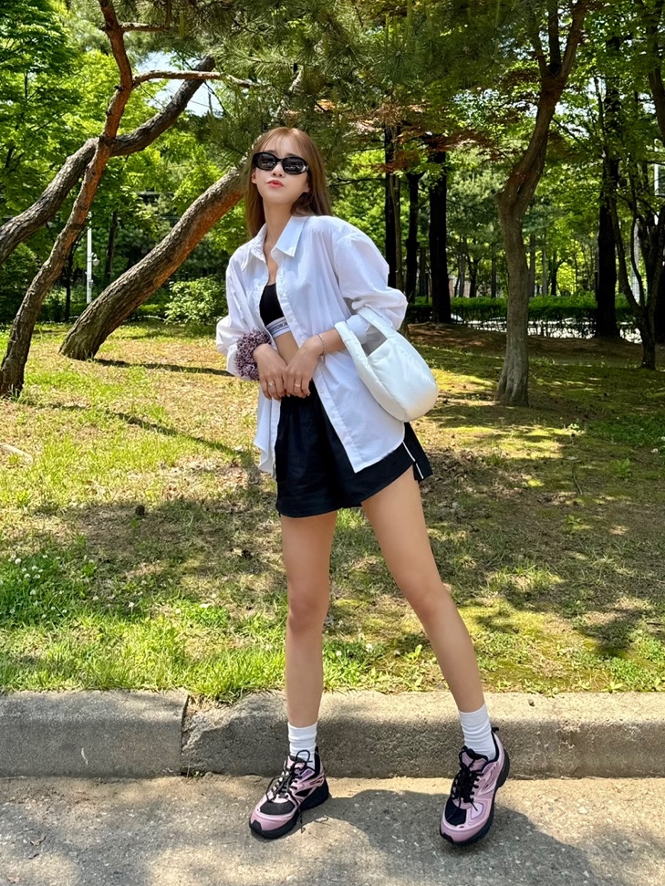 Fila Interun Pink Black, Prada Soft Padded Re-Nylon Mini Bag White 착용 스타일 - 1