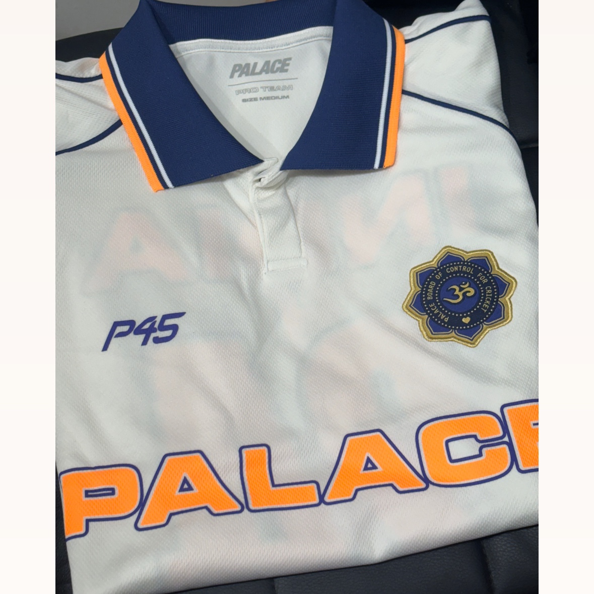 Palace Cricket Jersey White - 24SS 착용 스타일