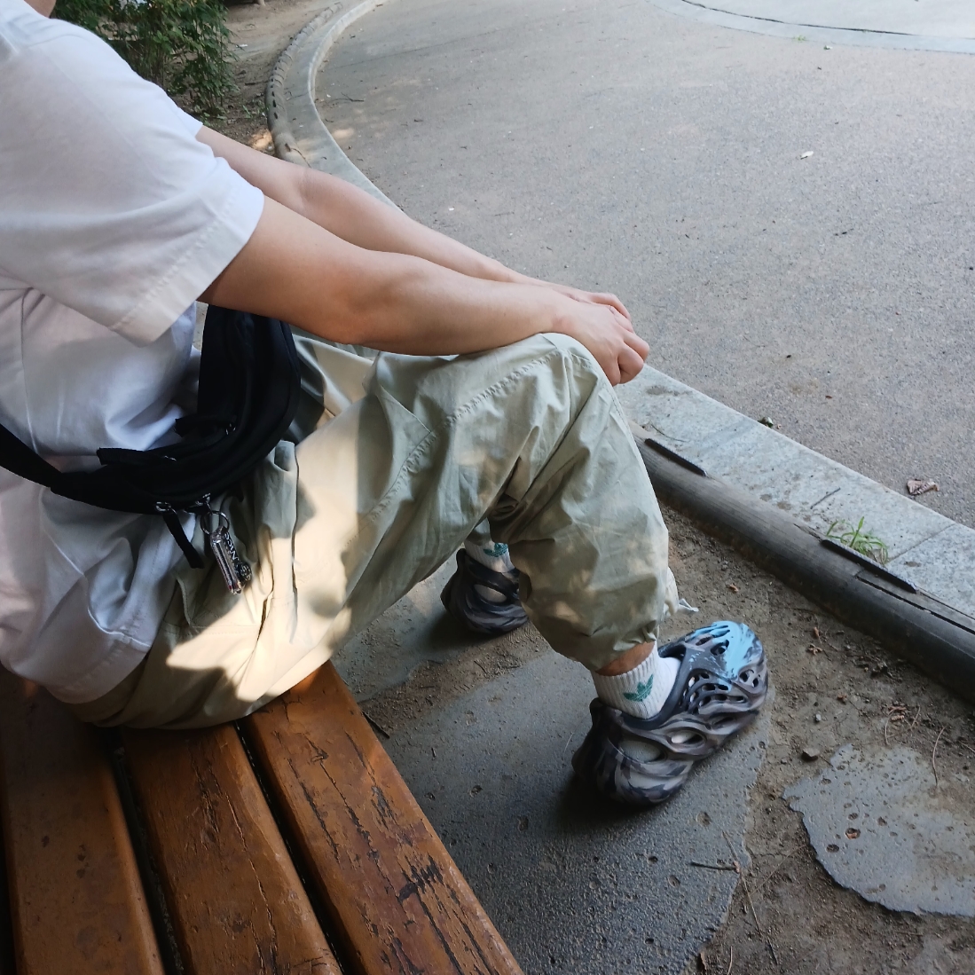 Uniqlo UT x Kaws Short Sleeve Graphic T-Shirt White, Adidas Yeezy Foam RNNR MX Cinder 착용 스타일 - 2