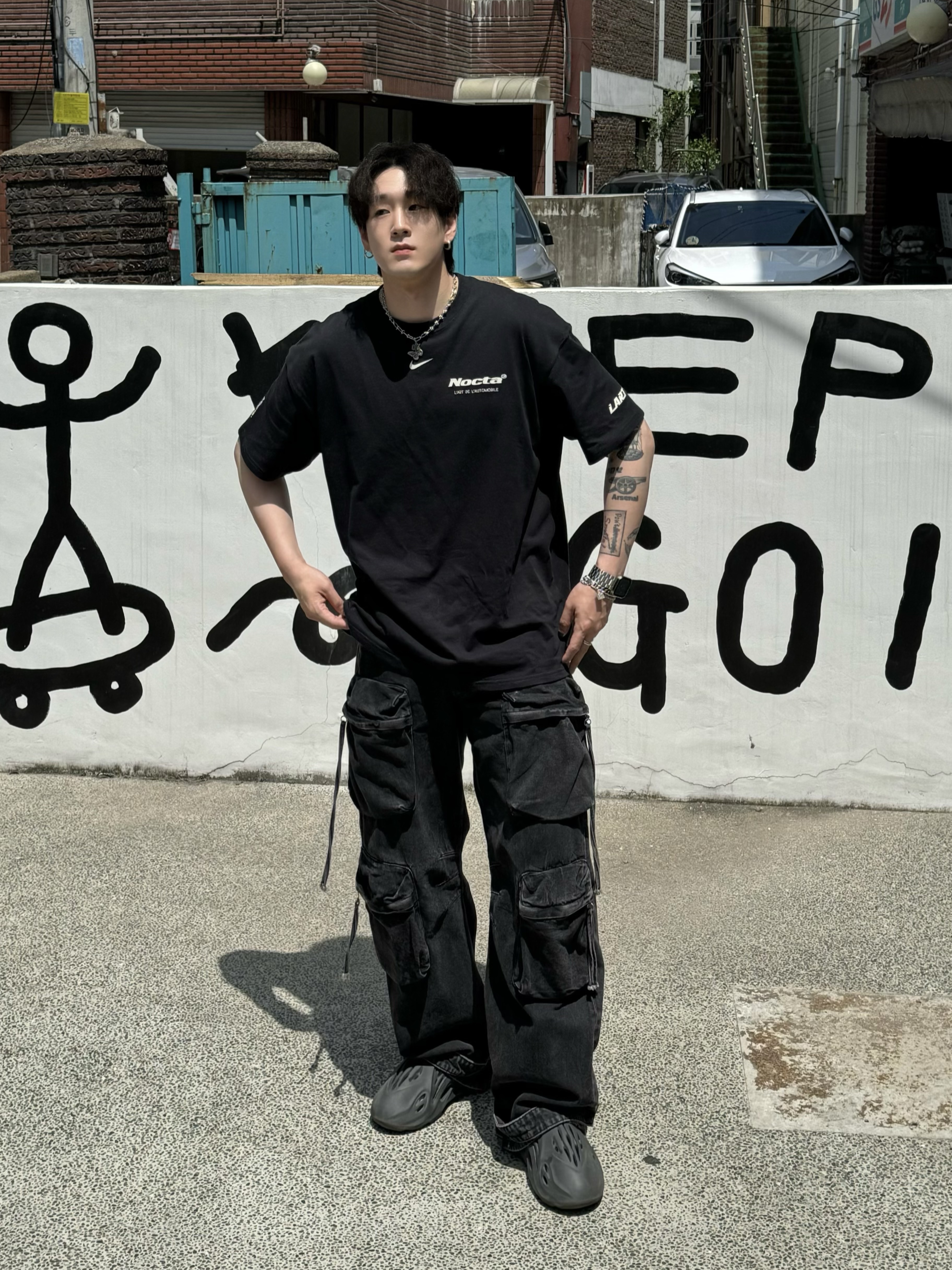 Nike x Drake Nocta x Kar L'Art De L'Automobile Burrow T-Shirt Black (FD2205-010), Adidas Yeezy Foam RNNR Onyx 착용 스타일 - 4