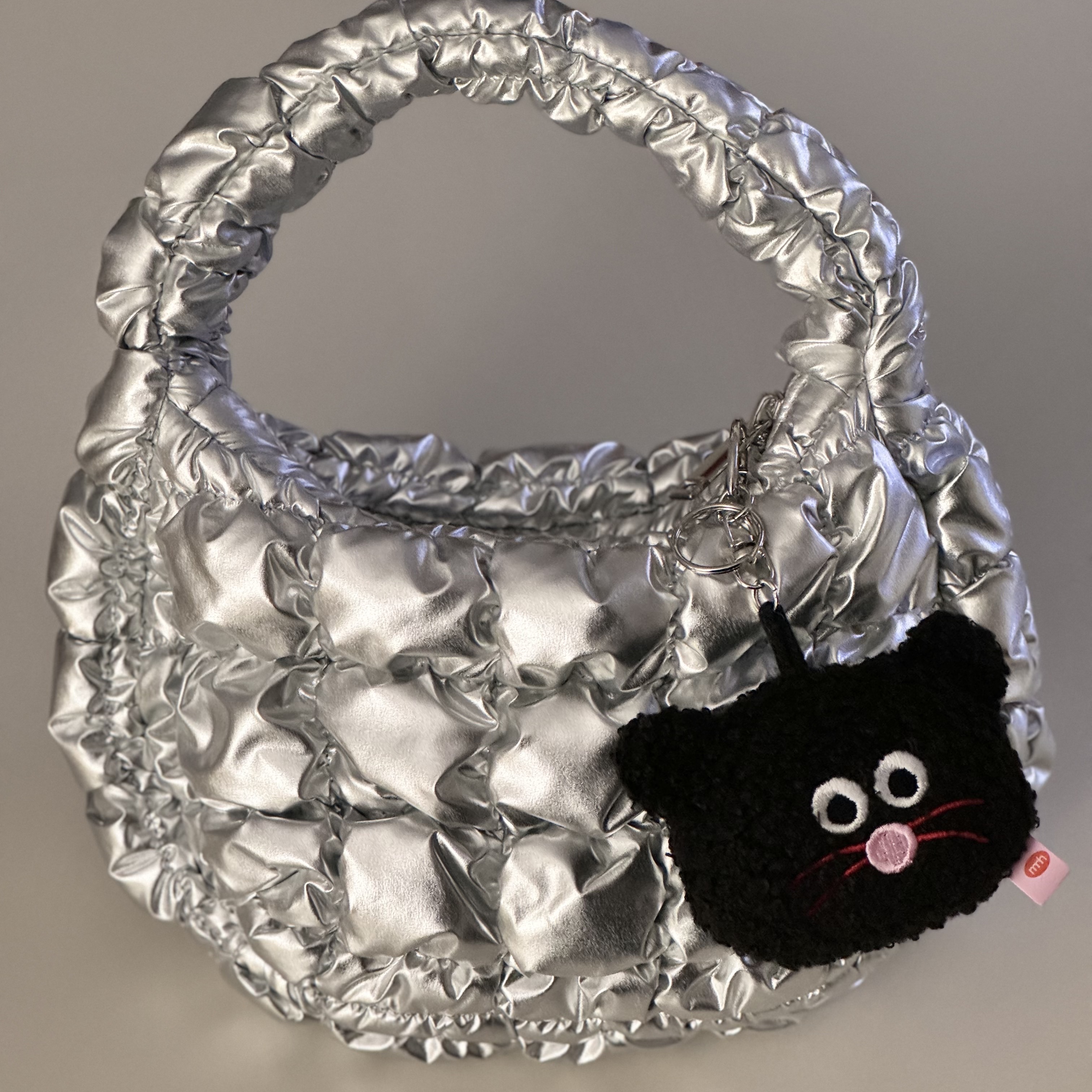 COS Quilted Micro Bag Silver, Monamhee Pouch Black 착용 스타일