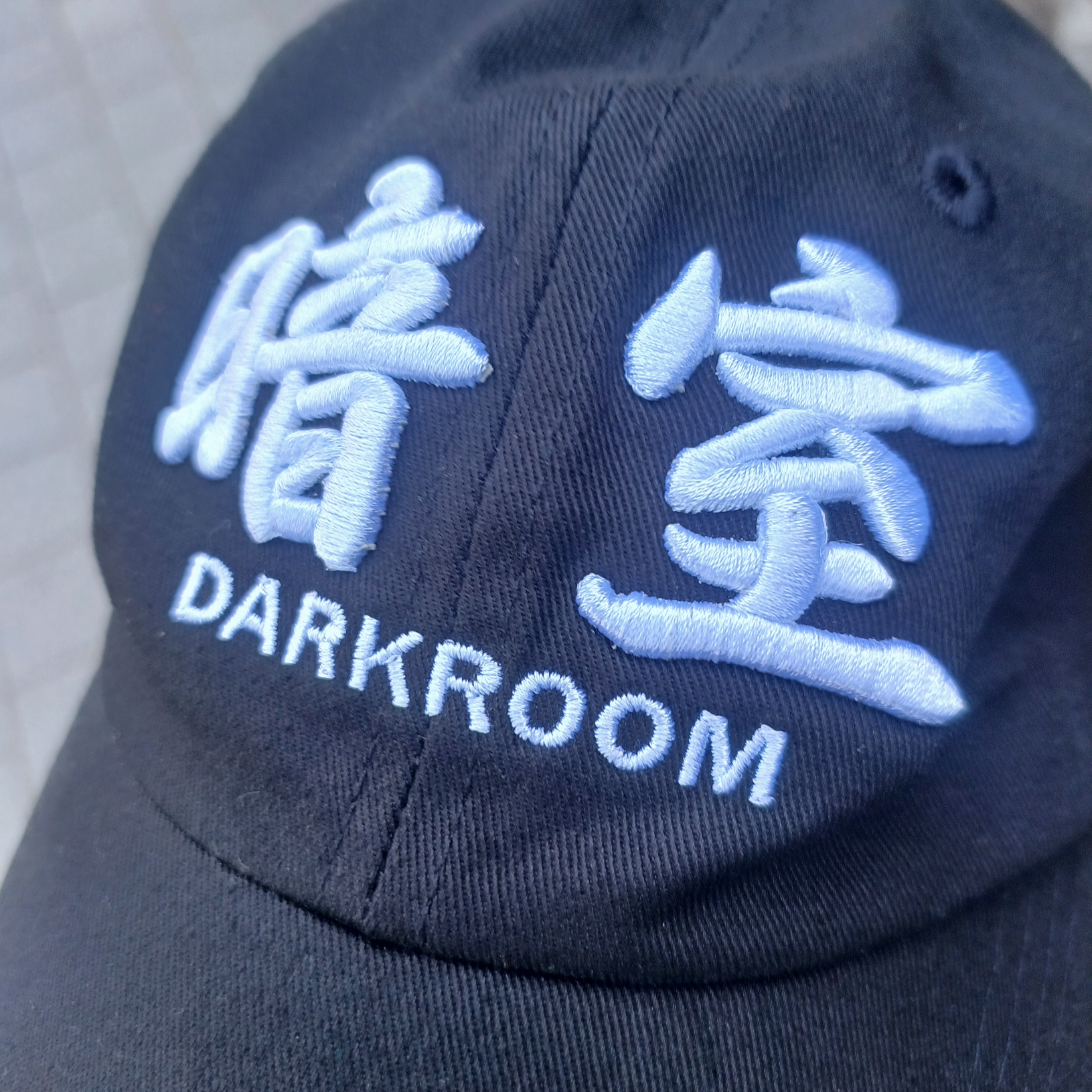 Darkr8m Studio White Logo Cap 착용 스타일 - 2