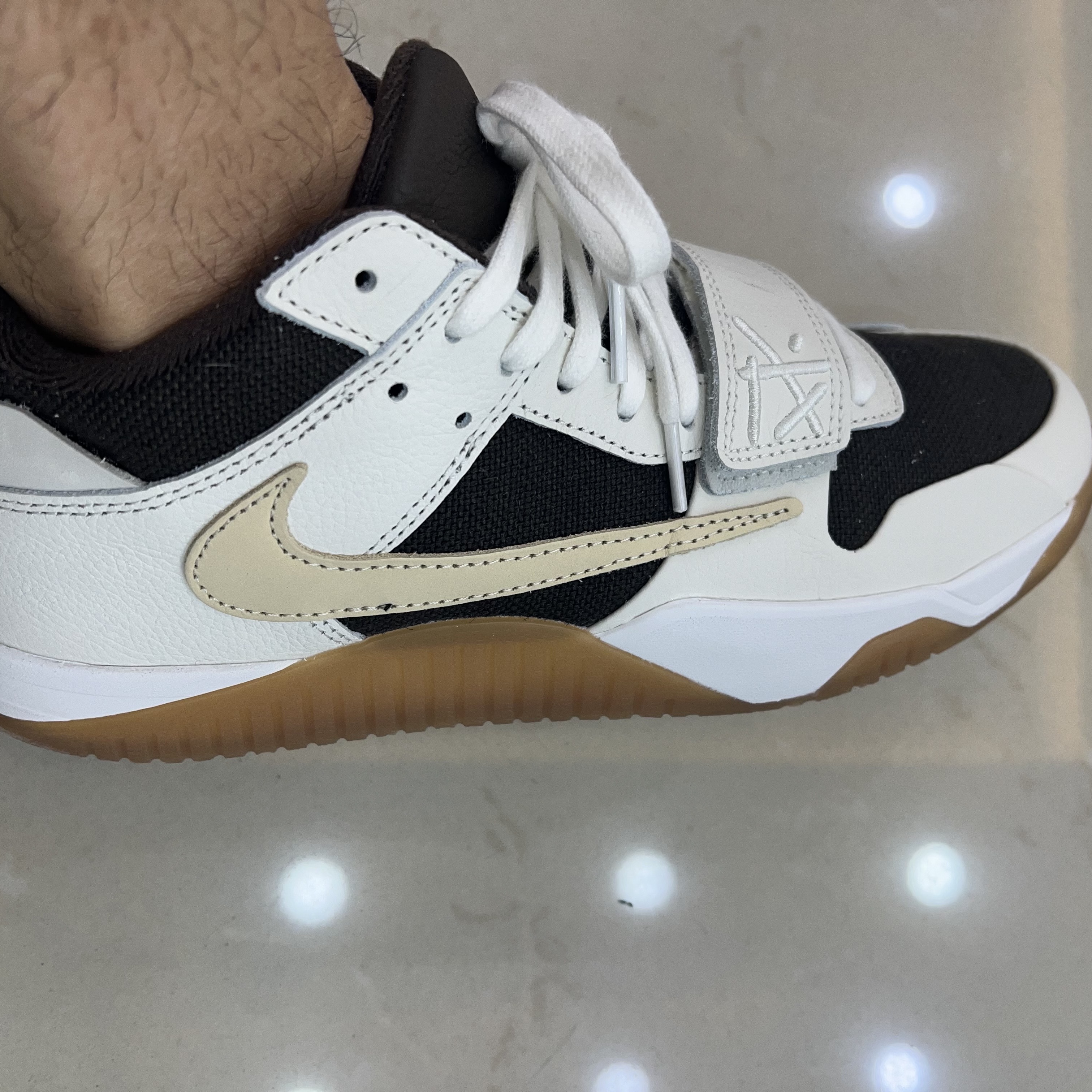 Jordan x Travis Scott Jumpman Jack TR Sail and Dark Mocha 착용 스타일 - 2