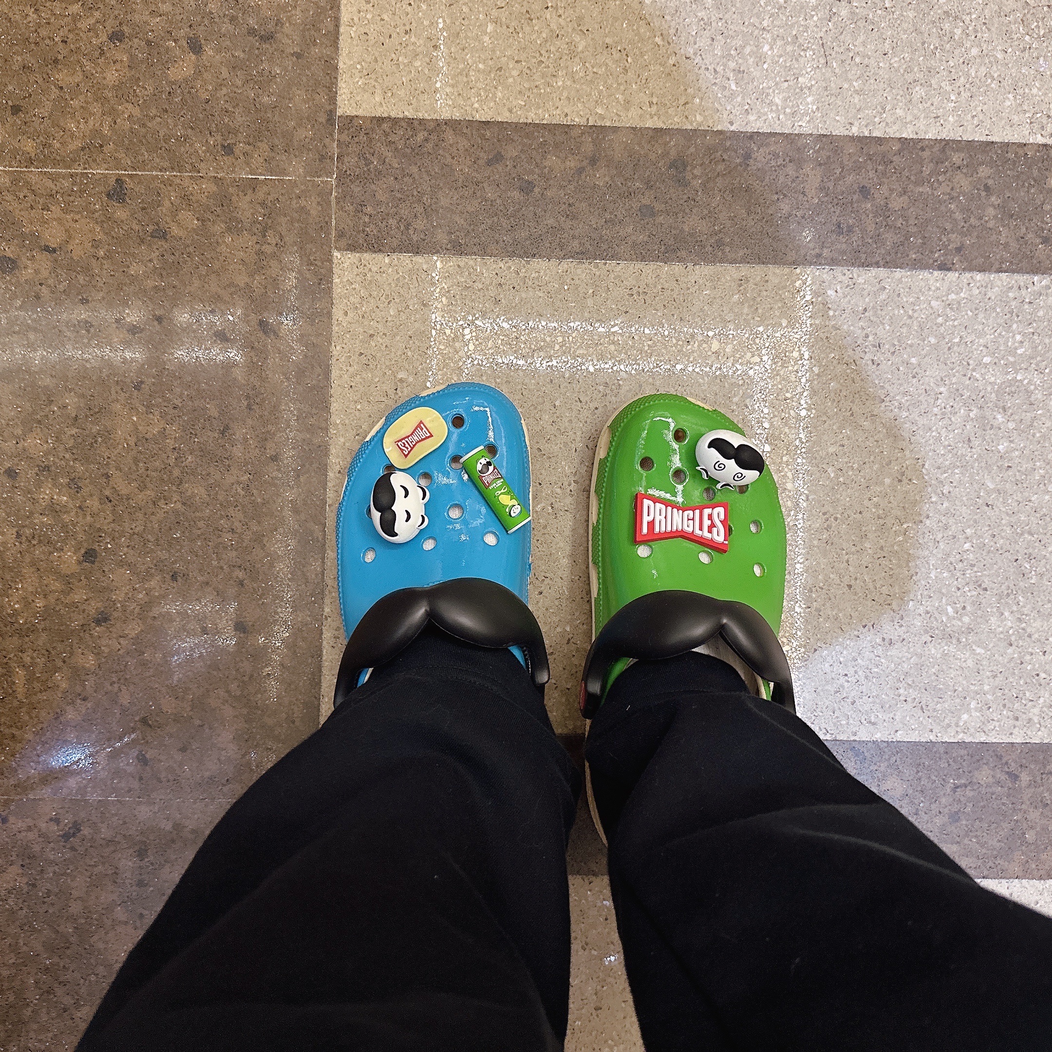 Crocs x Pringles Classic Clog Multi 착용 스타일