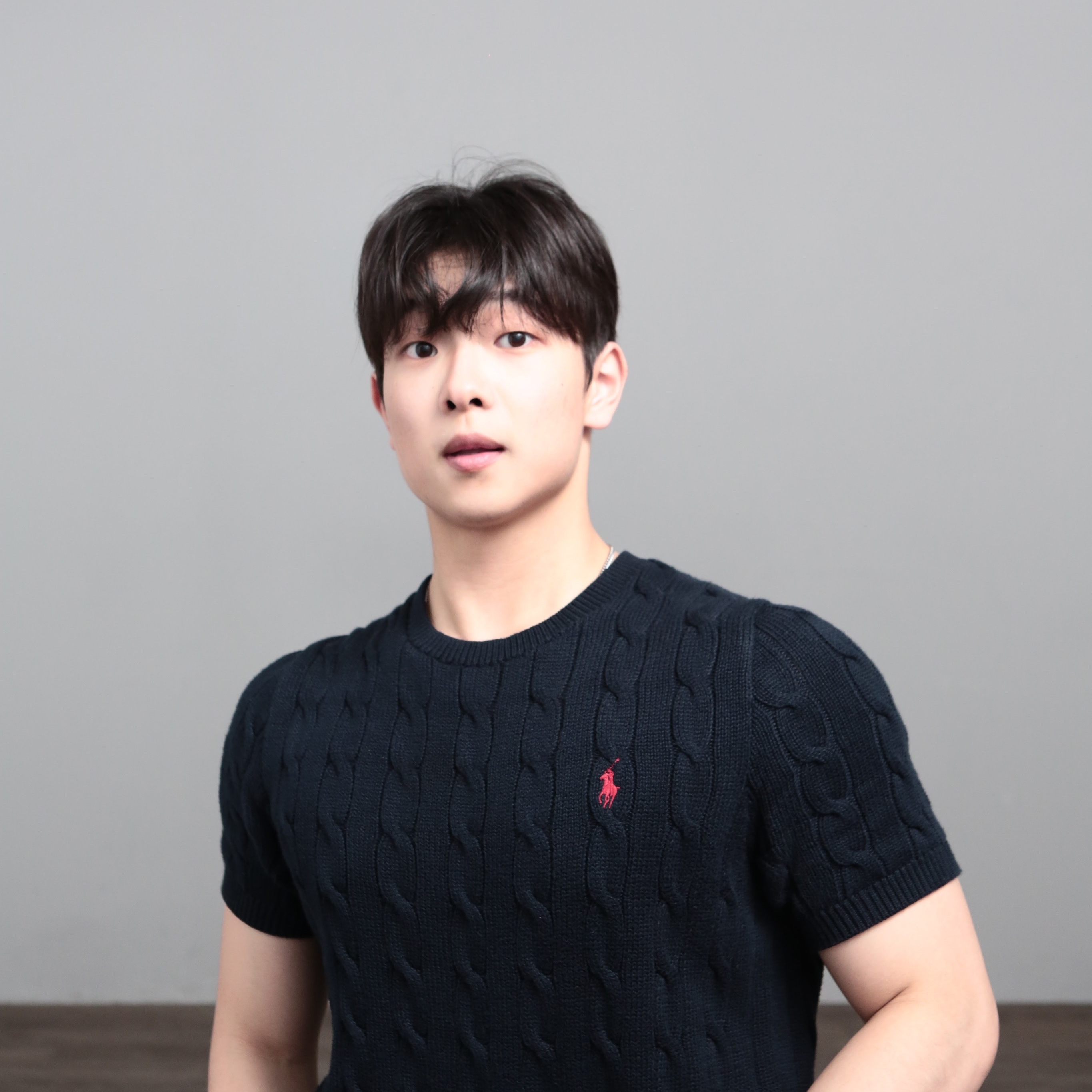 폴로 랄프 로렌 우먼 코튼 블렌드 숏 슬리브 스웨터 블랙 착용 스타일 - 1