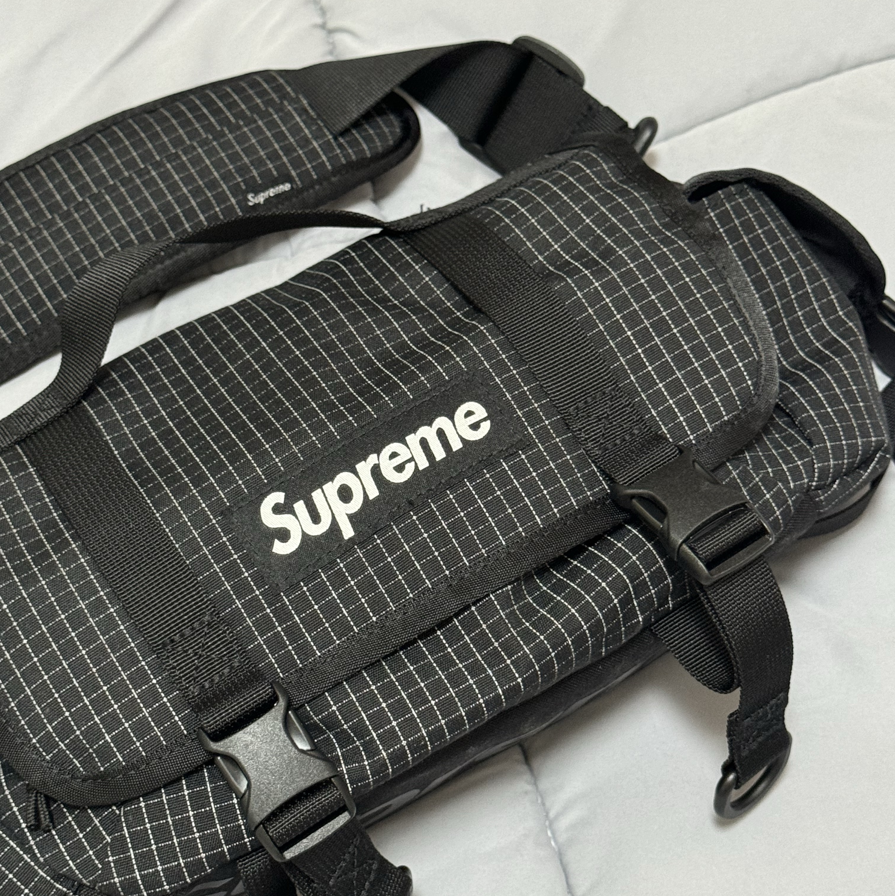 Supreme Mini Duffle Bag Black - 24SS 착용 스타일