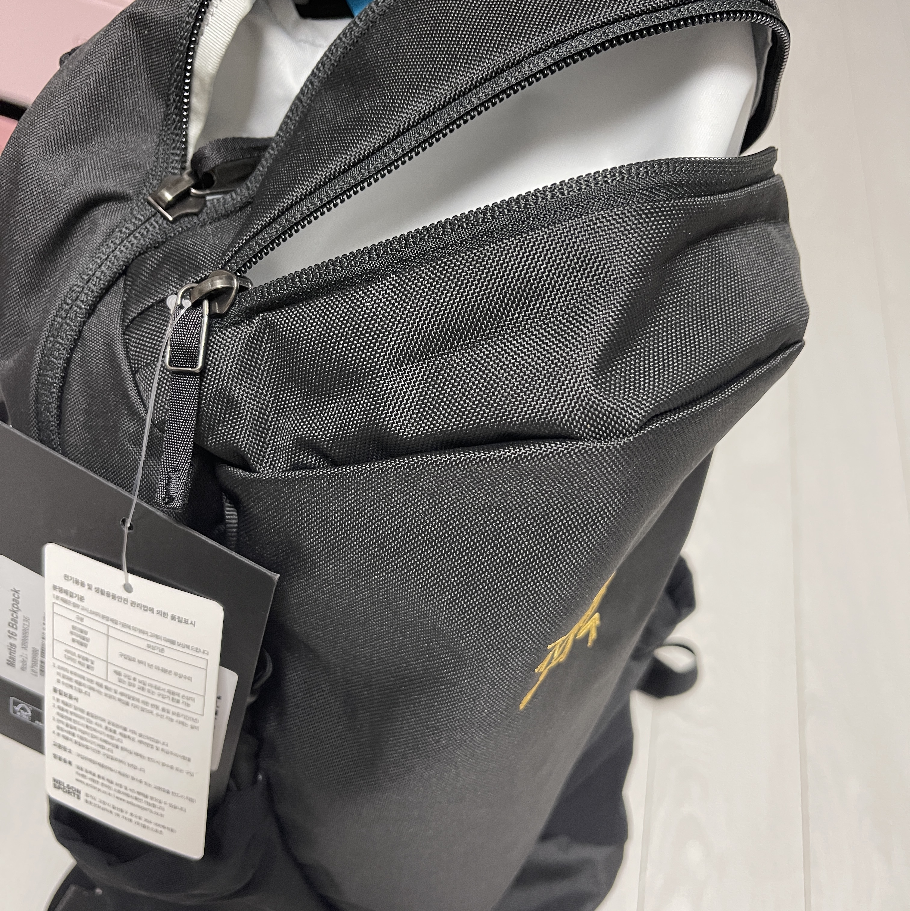 Arc'teryx Mantis 16 Backpack Black 착용 스타일 - 2