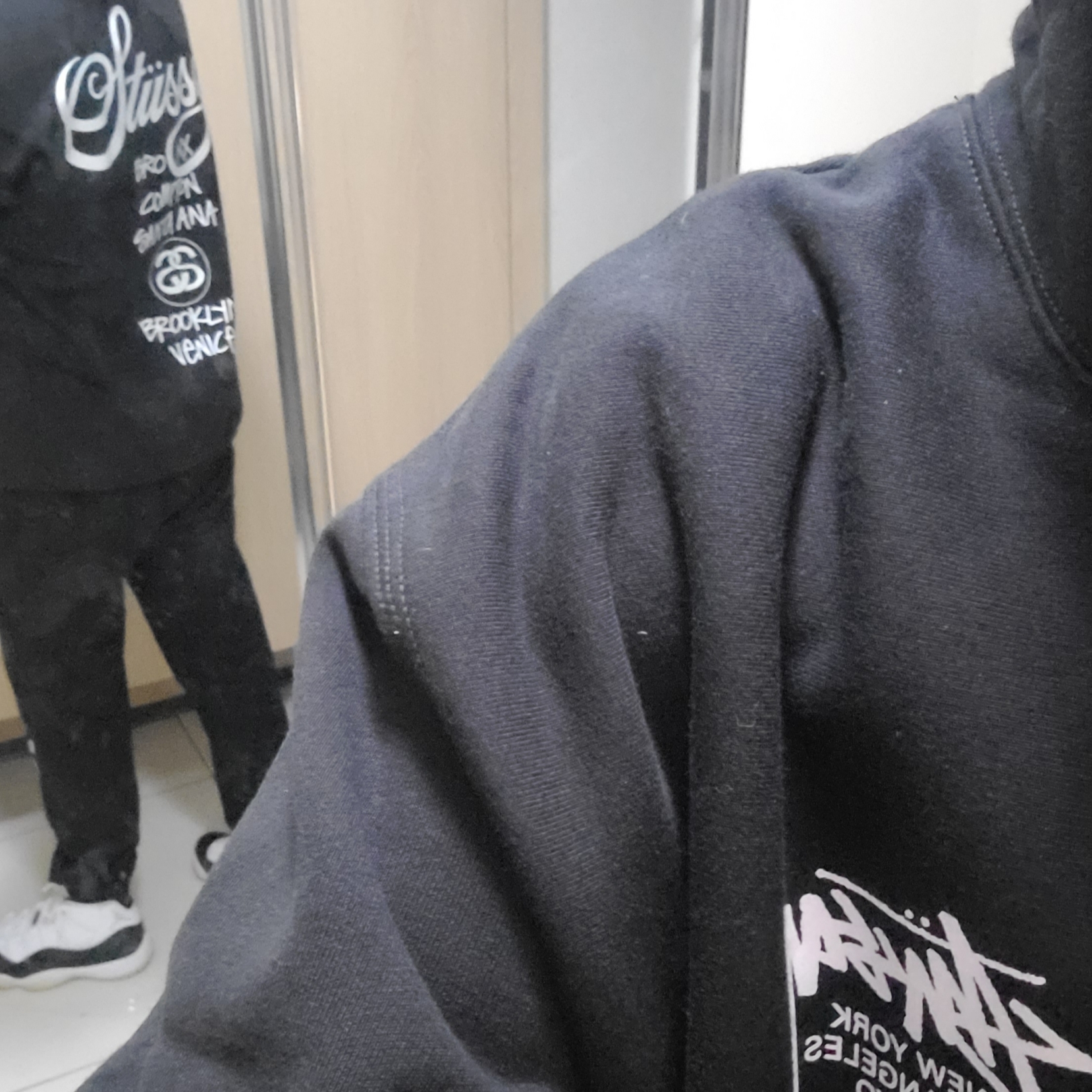 Stussy World Tour Hoodie Black, Jordan 11 Retro Gratitude 착용 스타일 - 3