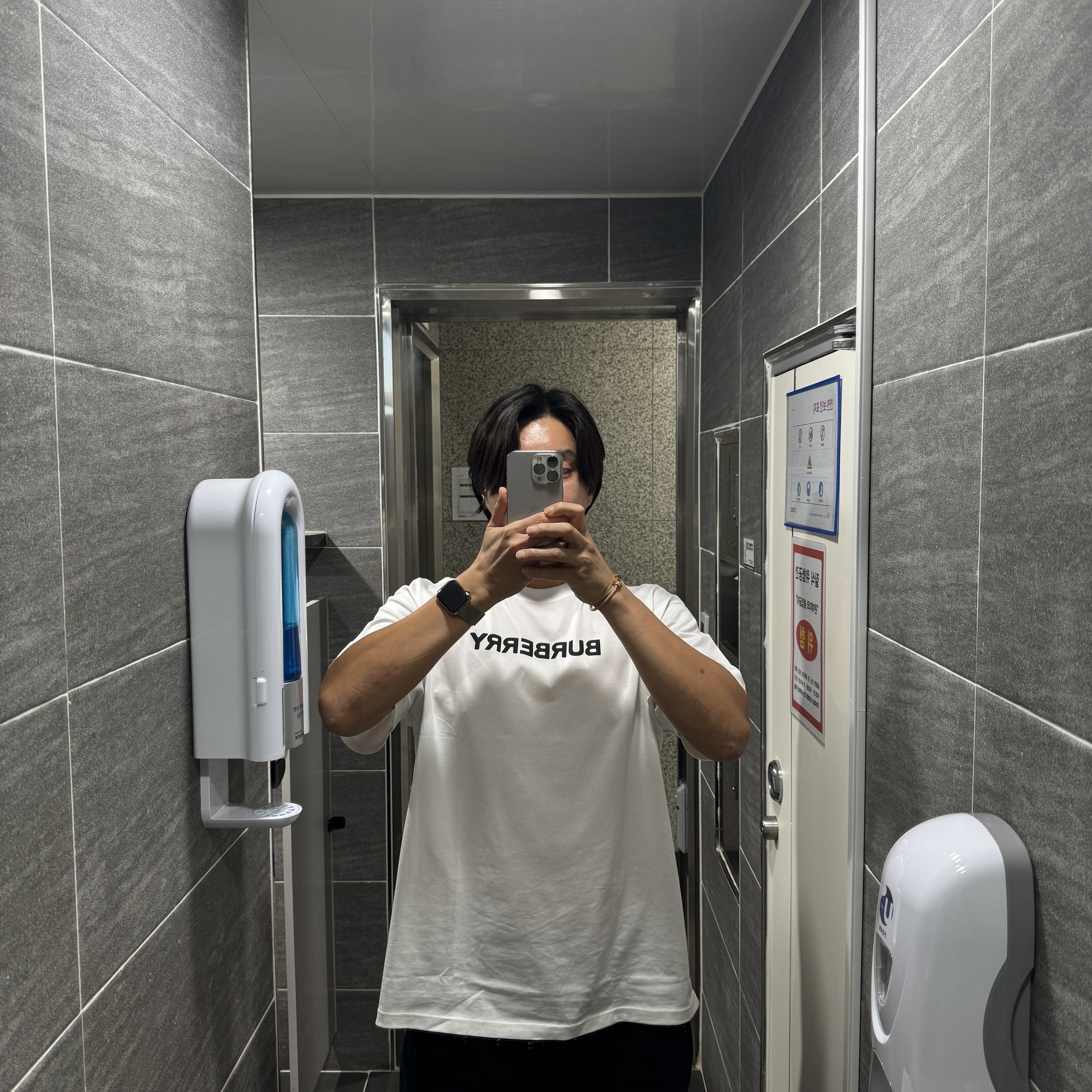 Burberry Logo Print Cotton Oversized T-shirt White 착용 스타일