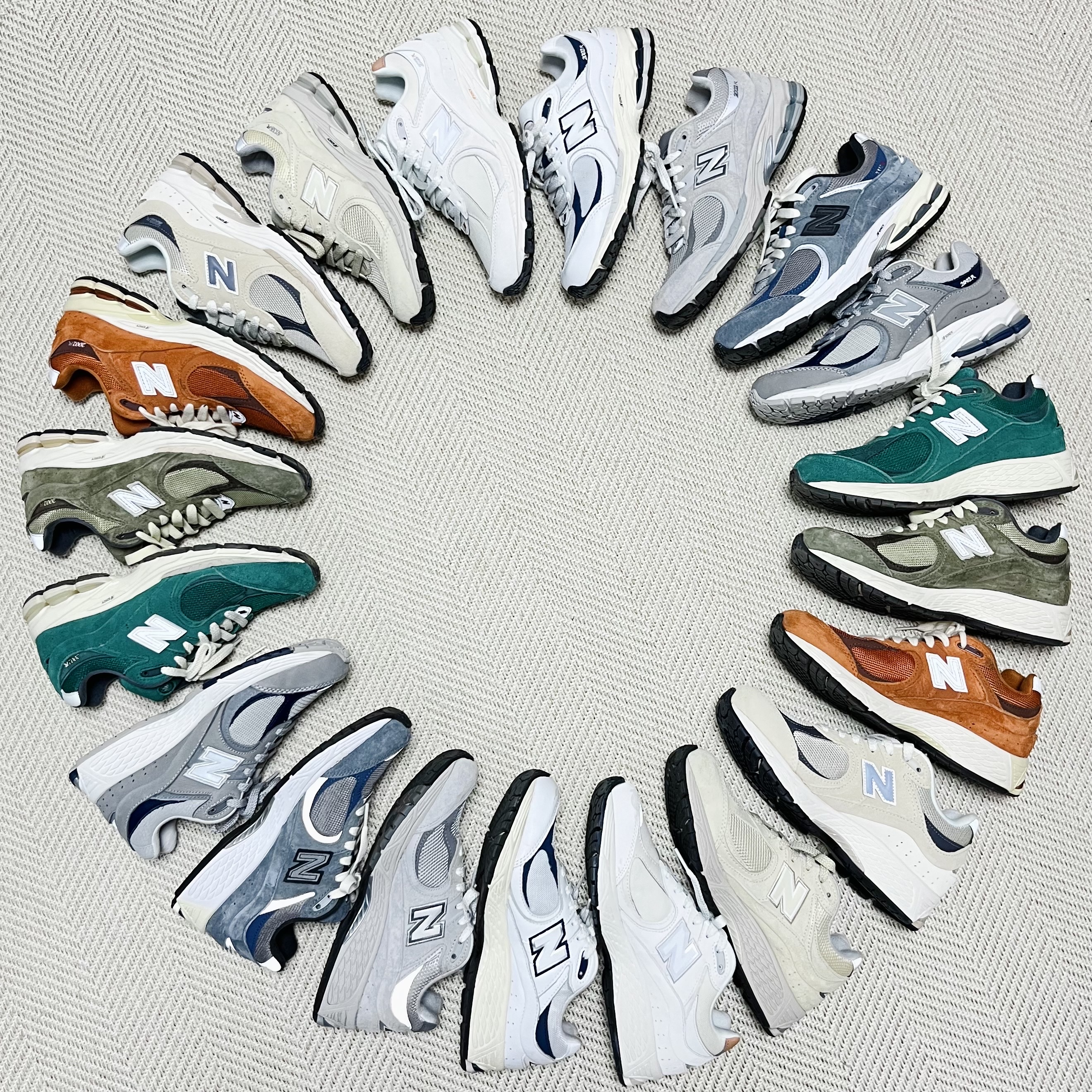 New Balance x JJJJound 2002R Storm Blue, New Balance x Thisisneverthat 2002R 2022 Downtown Run 착용 스타일