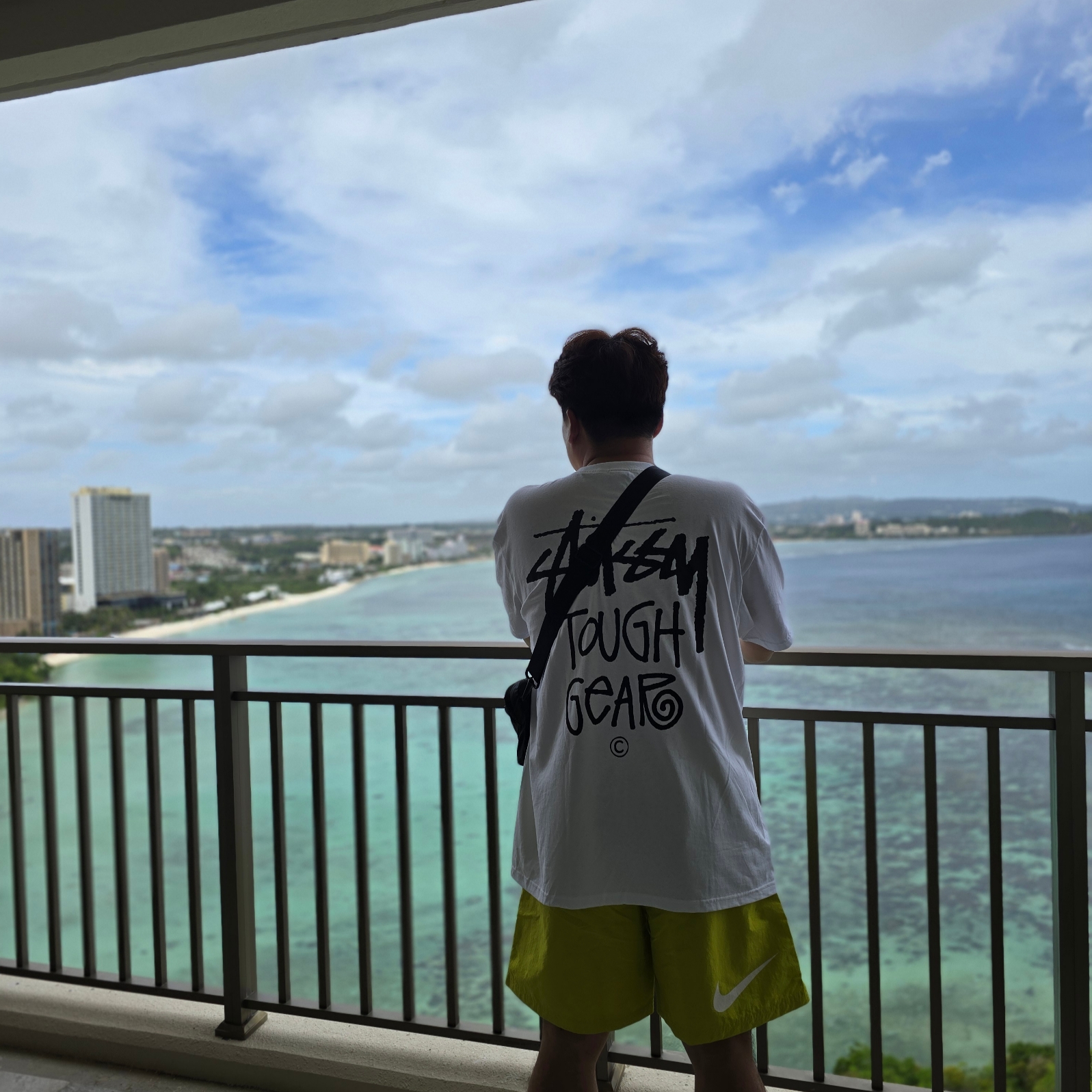 Nike x Stussy Shorts High Voltage (FJ9167-344), Stussy Tough Gear T-Shirt White 착용 스타일 - 2
