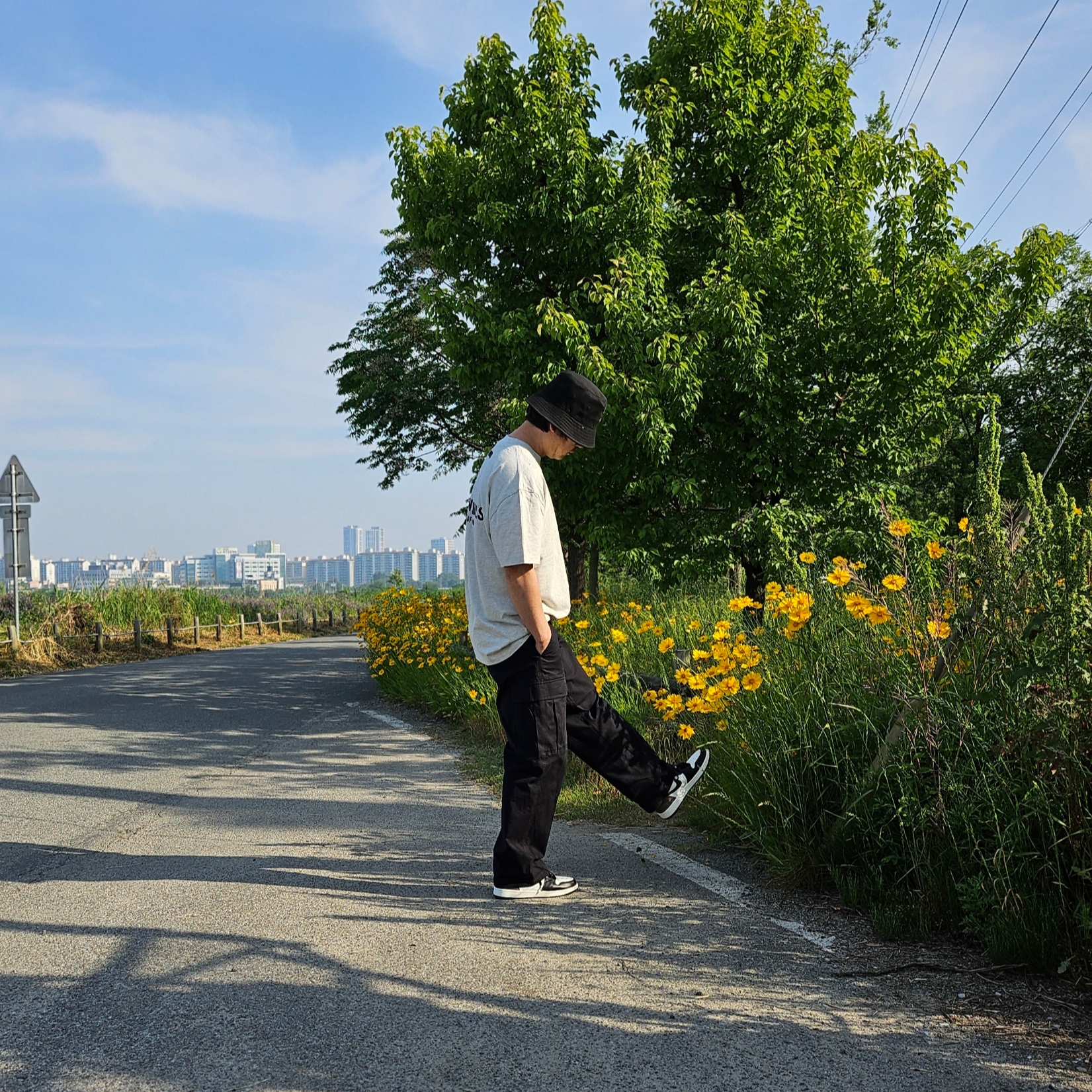 Essentials The Core Collection T-Shirt Light Oatmeal, Stussy Stock Lock Deep Bucket Hat Black 착용 스타일 - 3